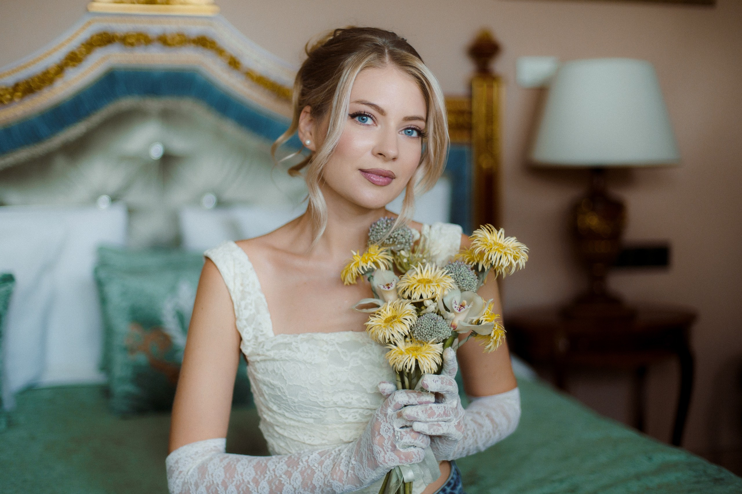 Свадебный портрет невесты с цветами — утро в отеле Трезини, фотограф в Петербурге