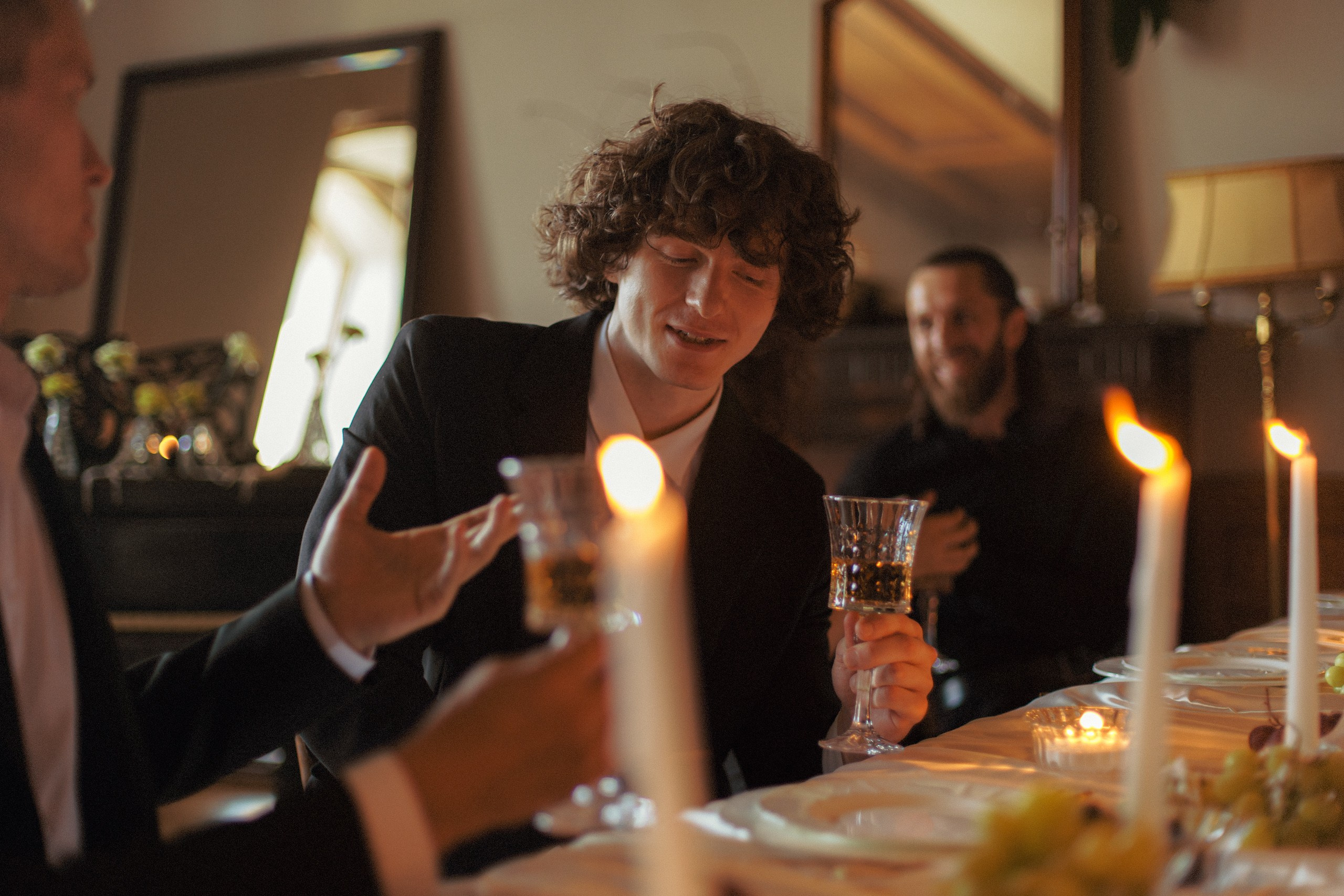 Гость с бокалом за свадебным столом — камерная свадьба в Санкт-Петербурге