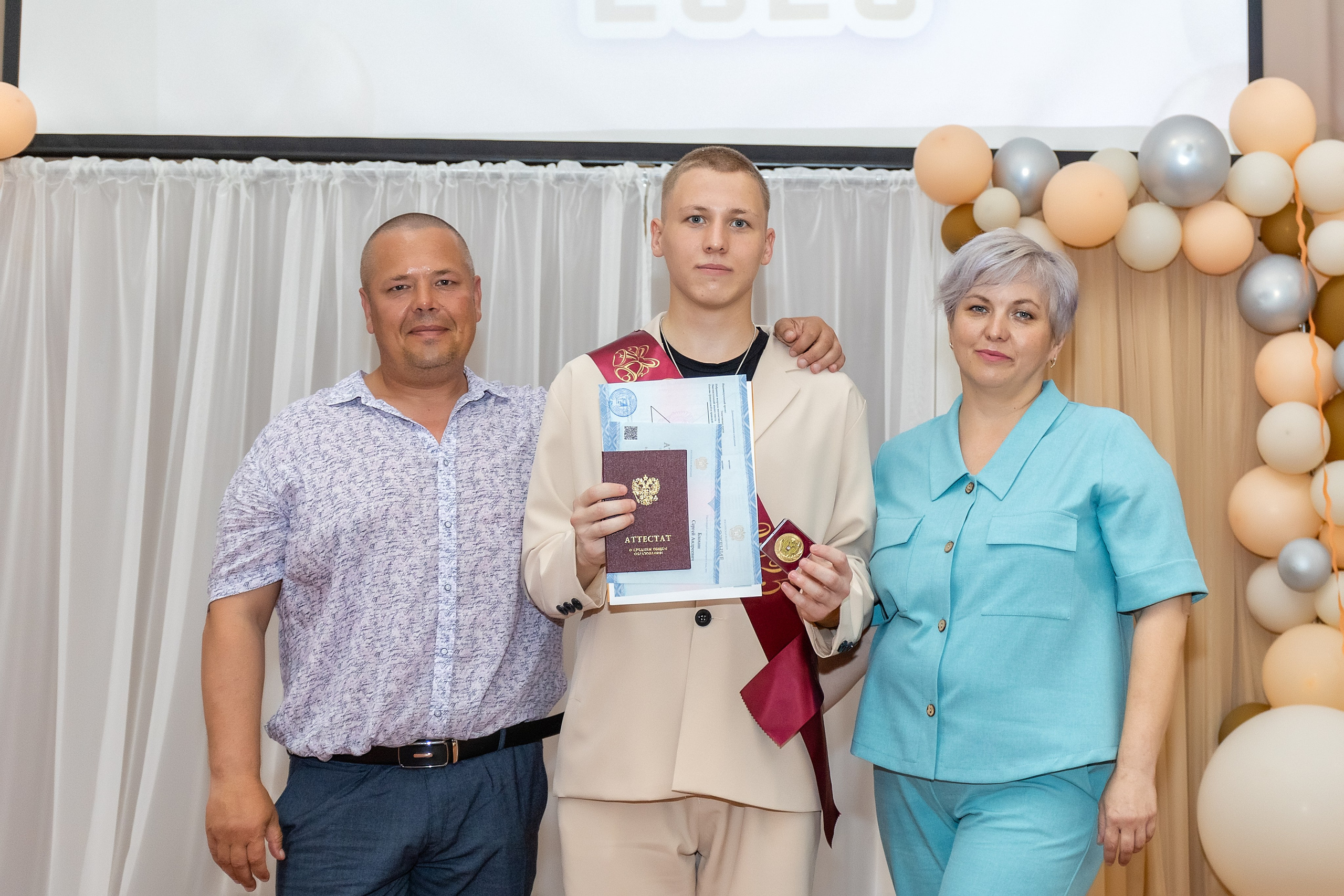 Выпускной. Школа 22, 11 класс. Стильный выпускной альбом Владивосток фотограф Вероника Мигачева