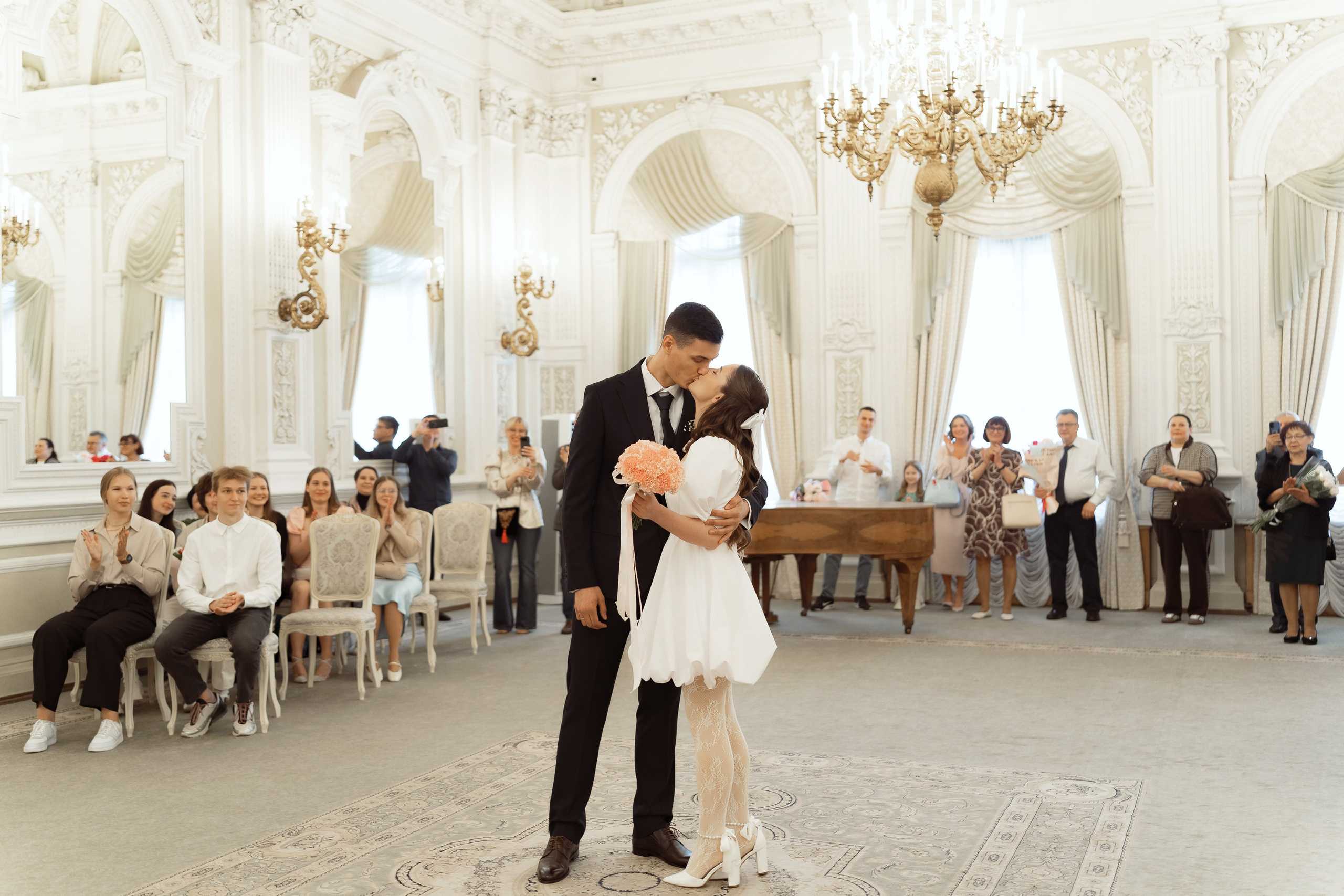 Первый поцелуй молодожёнов в зале регистрации брака, гости аплодируют