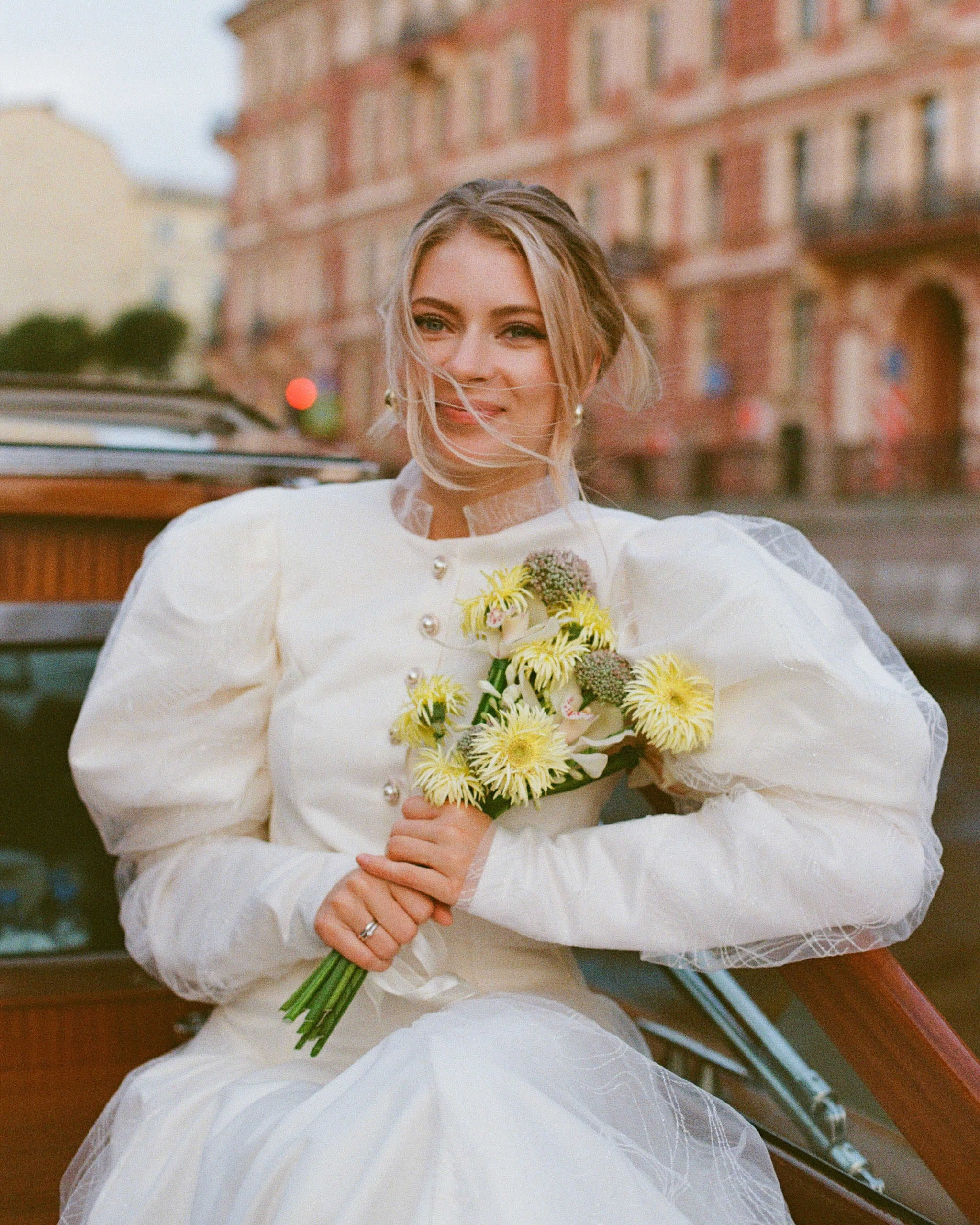 Невеста улыбается, плёночная съёмка на катере в Петербурге