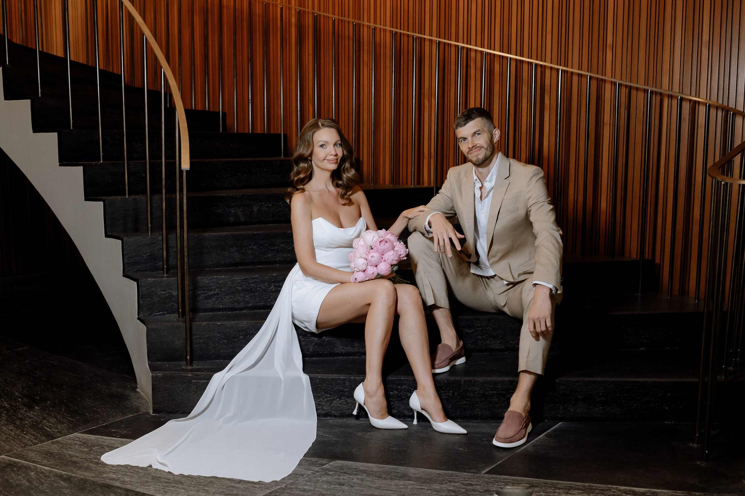 Жених и невеста на фотосессия в отеле Барвиха Hotel & Spa