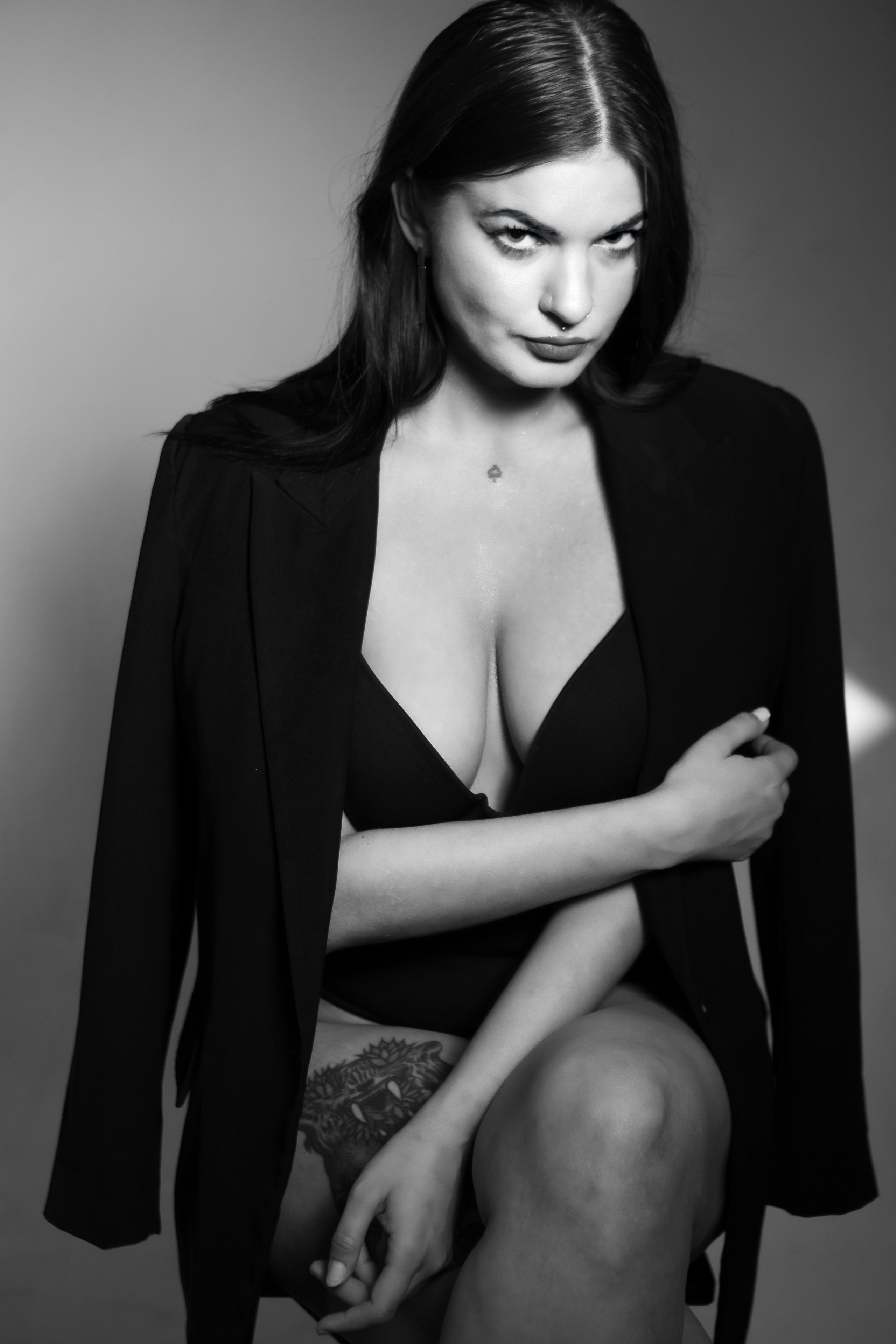 Девушка в черном жакете и коротком платье, пиджаке в студии, черно-белое фото, профессиональная фотосессия на циклораме на белом, черном фоне. Фотограф в Москве. Женский портрет на белом фоне.Женский портрет на черном фоне. Черно-белая фотография. Фотосессия чб. Фотограф Валентина Чемерилова