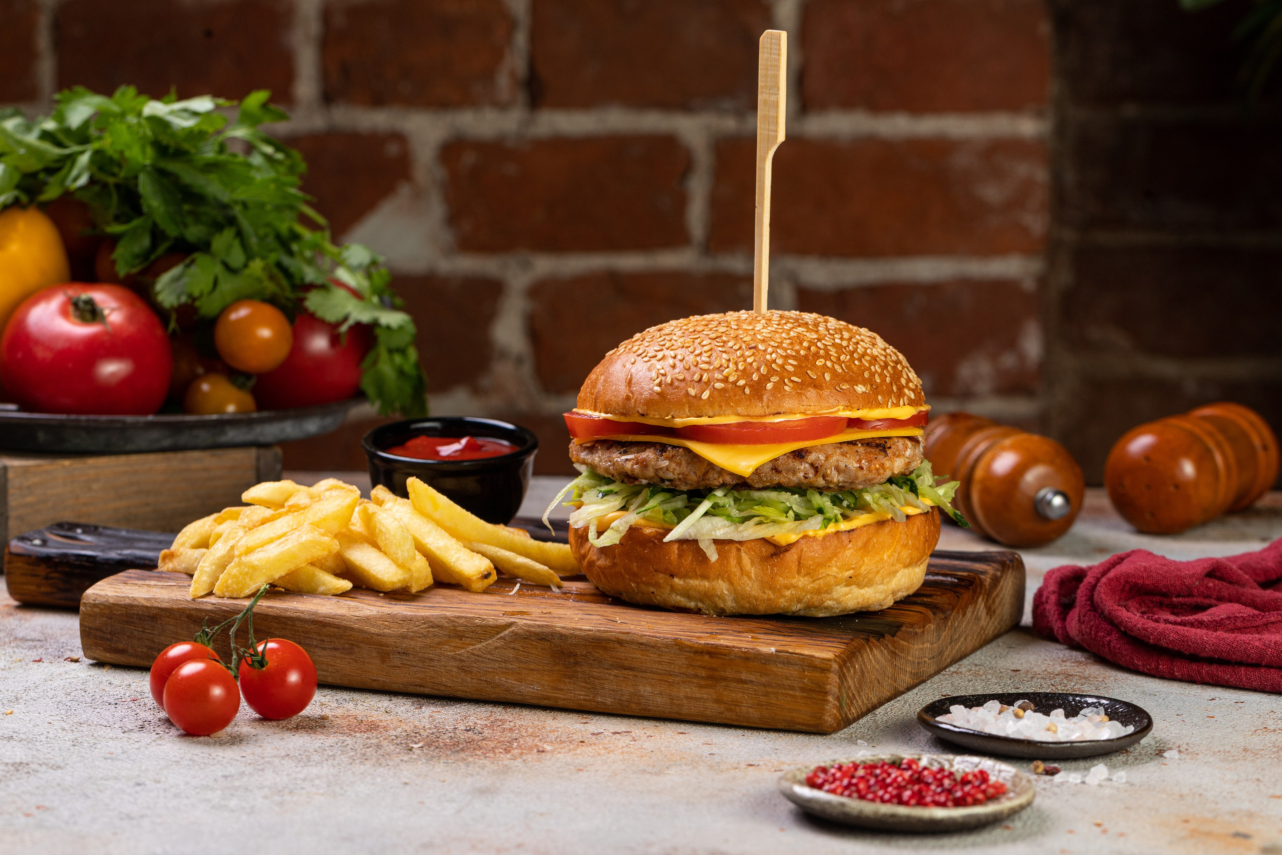 Куриный бургер на кирпичном фотофоне сфотографированный для меню