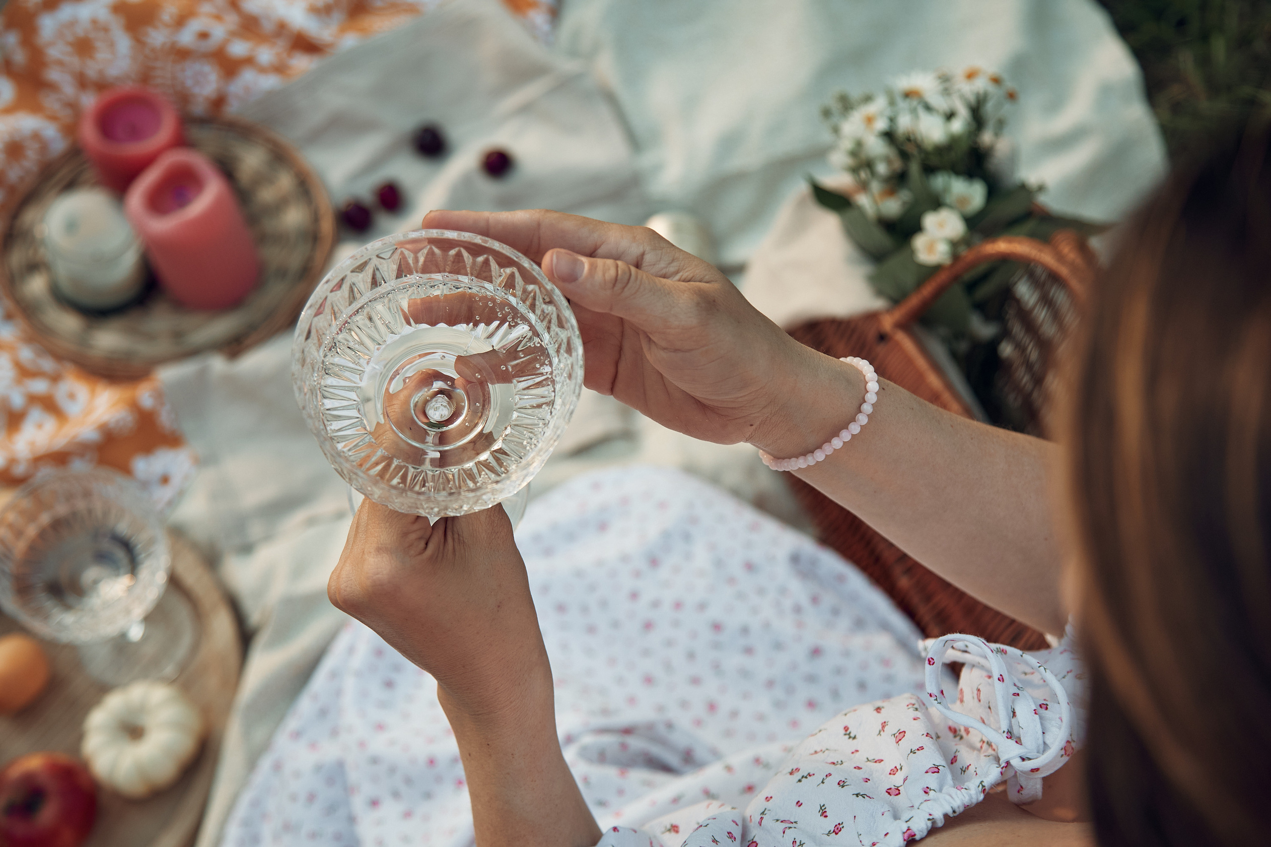 красивая фотосессия на пикнике с фруктами