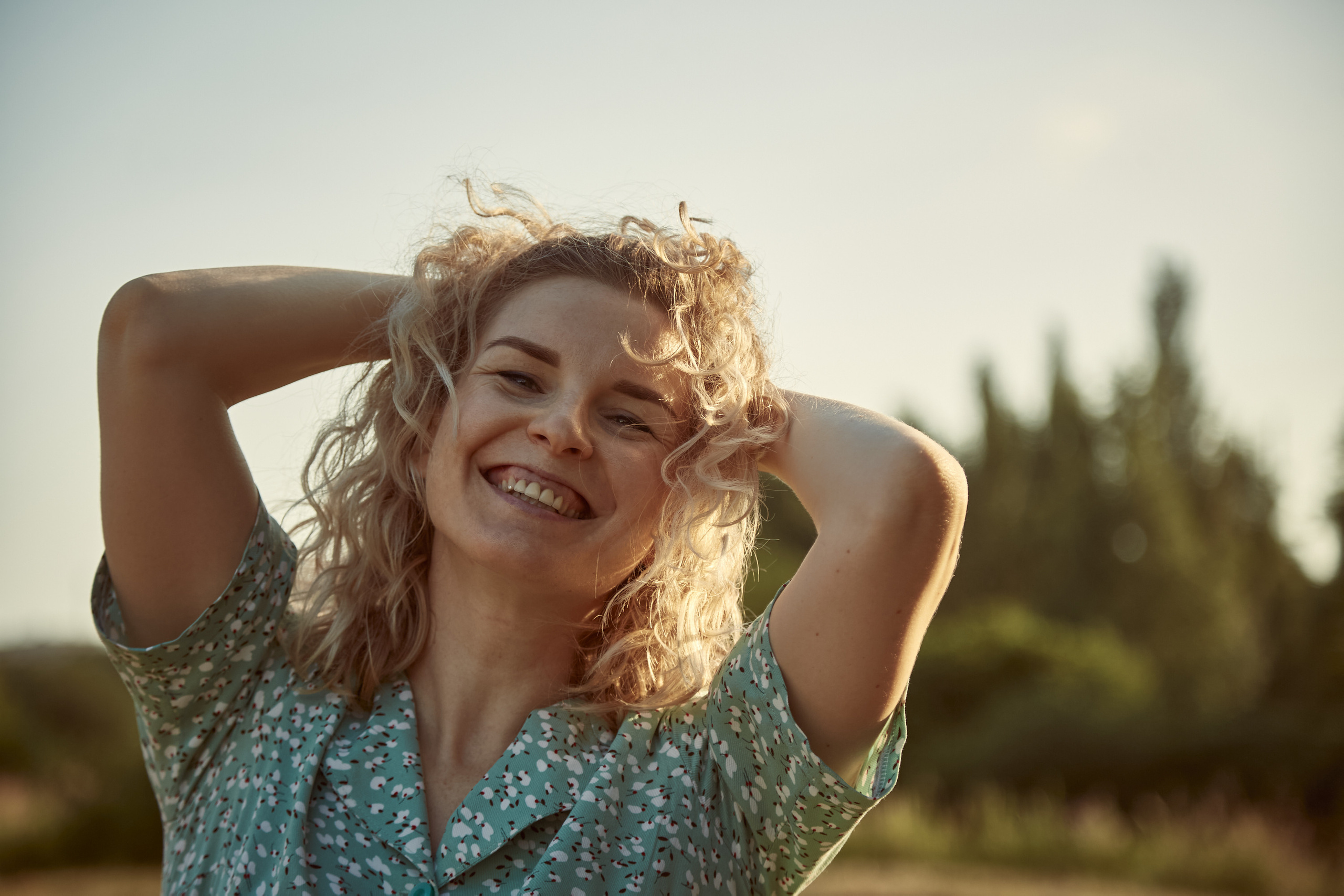 летняя фотосессия на природе для девушки