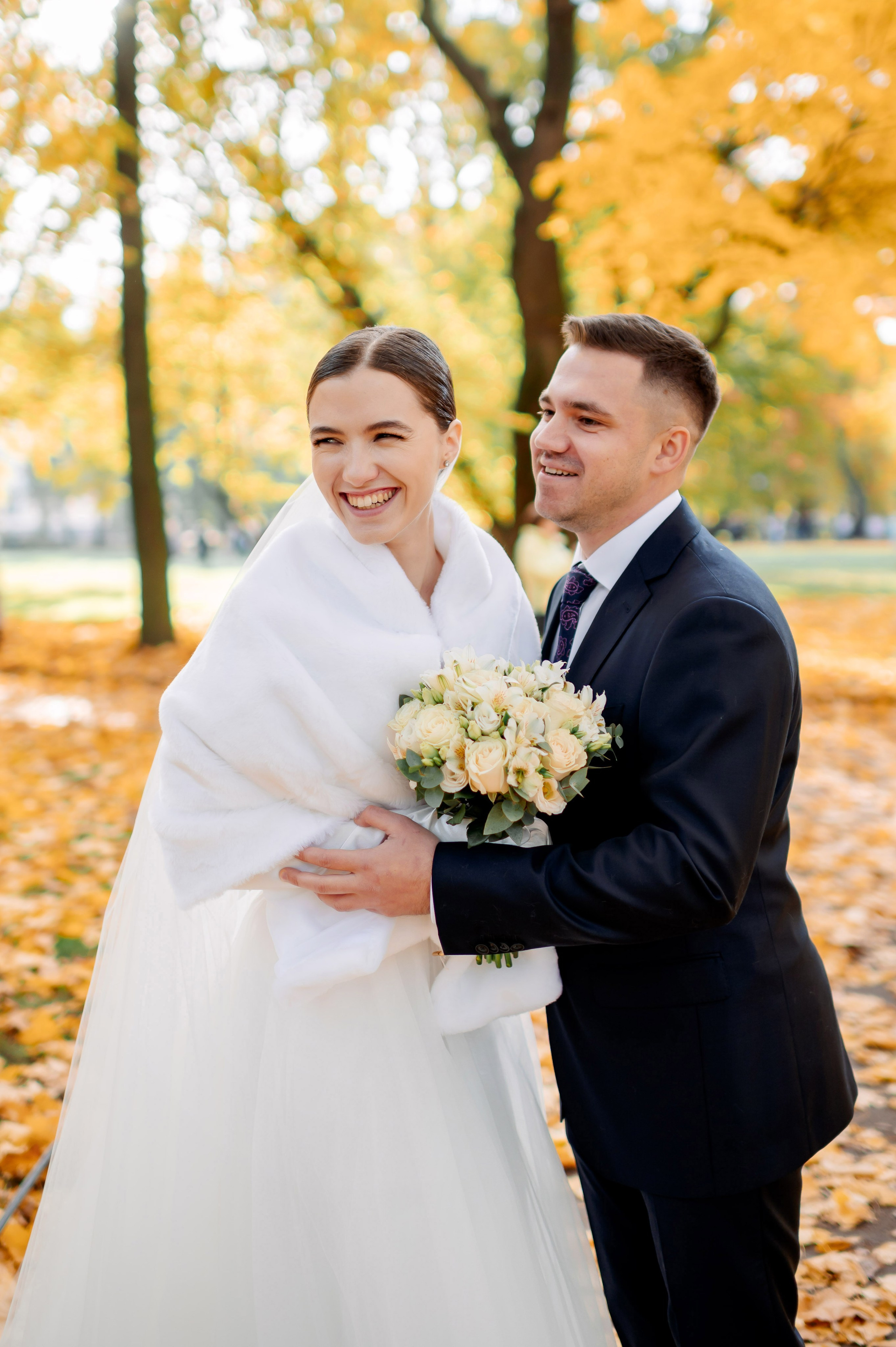 Осенняя великолепная свадебная прогулка жениха и невесты в октябре в Санкт-Петербурге в Михайловском парке и у Атлантов на Миллионной улице. Портретный, семейный и свадебный фотограф в Санкт-Петербурге и в Пушкине Ширяев Денис