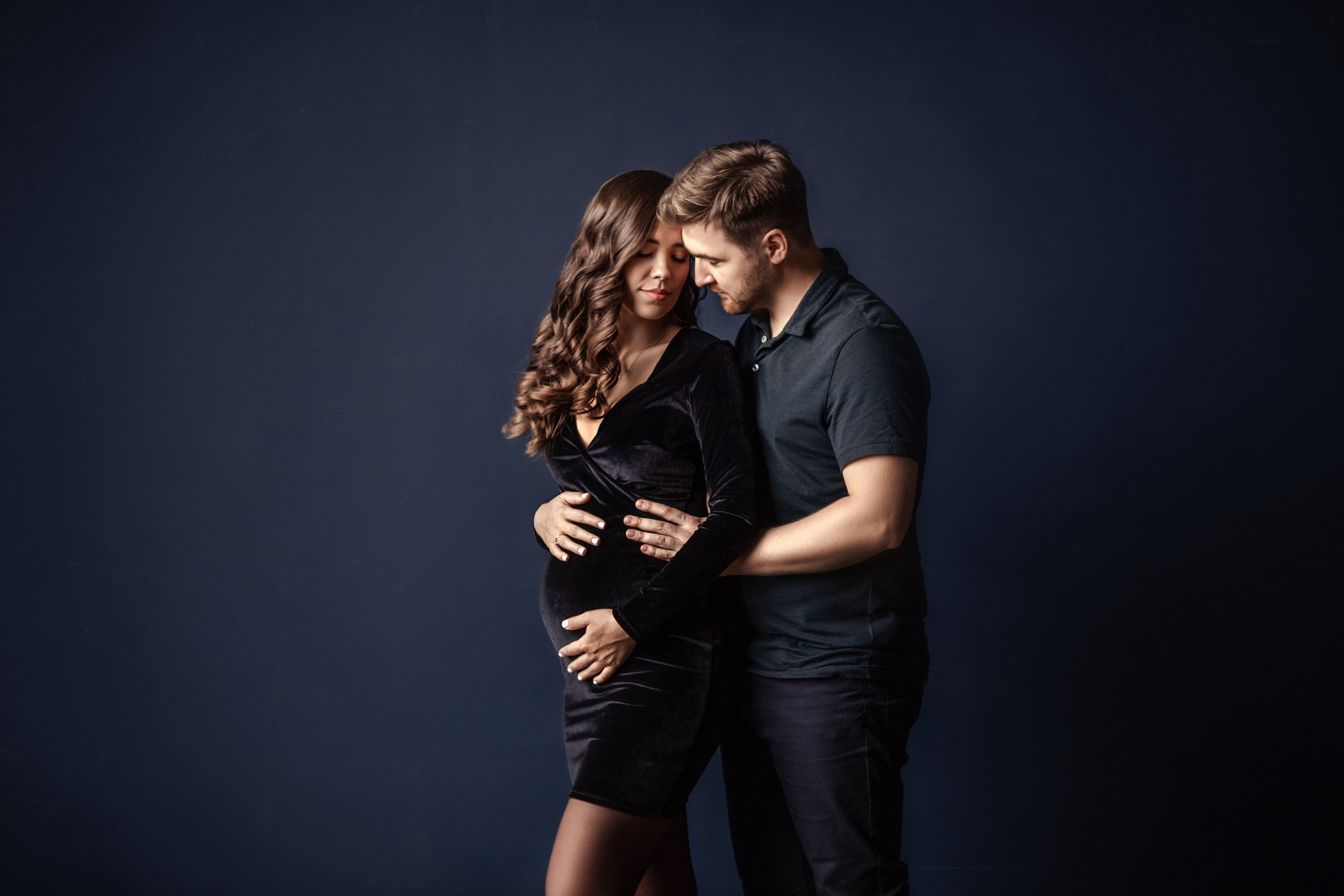 Красивая и стильная студийная фотосессия беременной в Москве. Профессиональный фотограф в Москве. Елена Шуваева