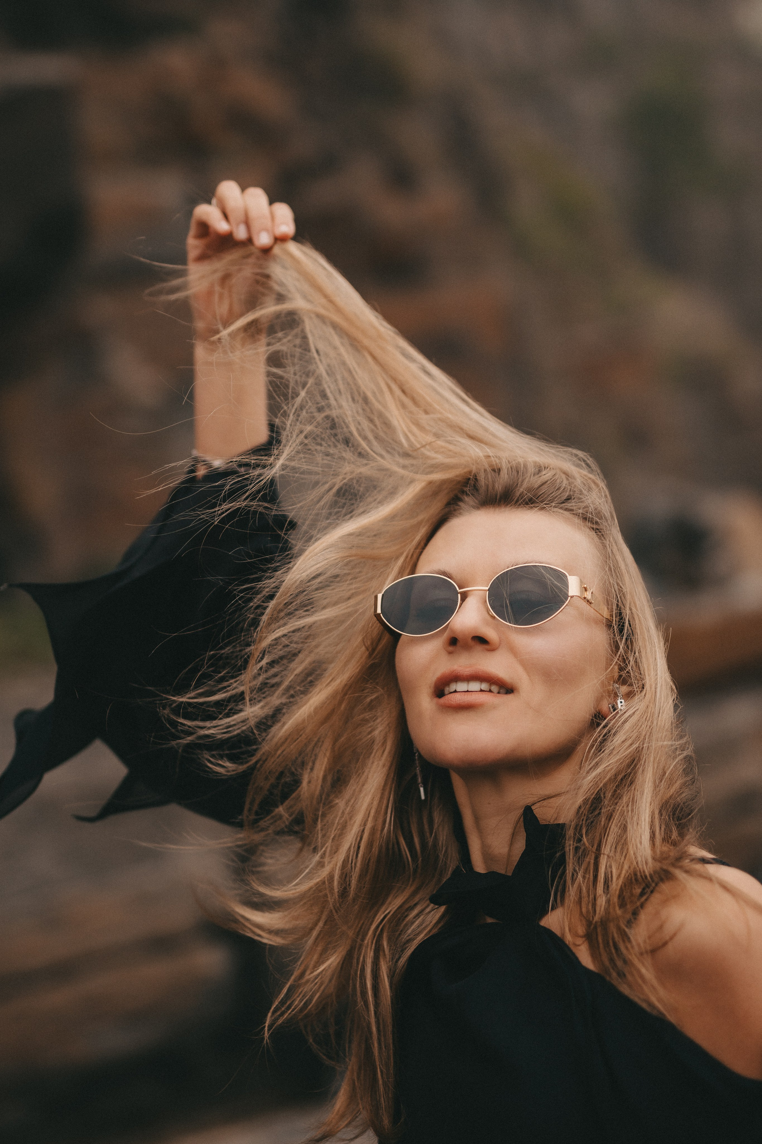 Женский портрет на скалах у моря в тумане. Портретный и семейный фотограф во Владивостоке Светлана Мухильченко