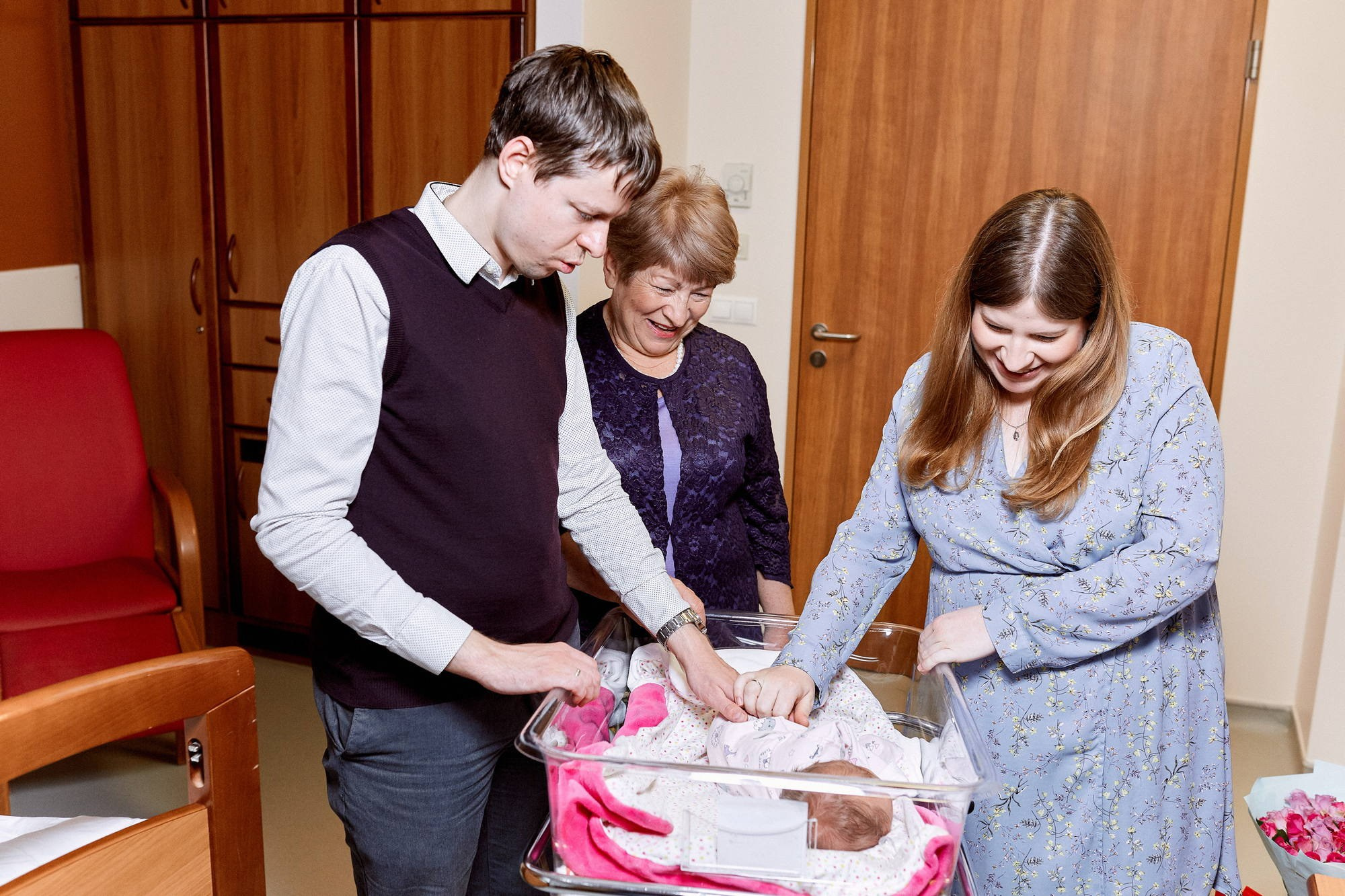 Фотограф на выписку в Москве, заказать услуги фотосъёмки — Цены и стоимость услуг профессионального фотографа для фотосессии выписки