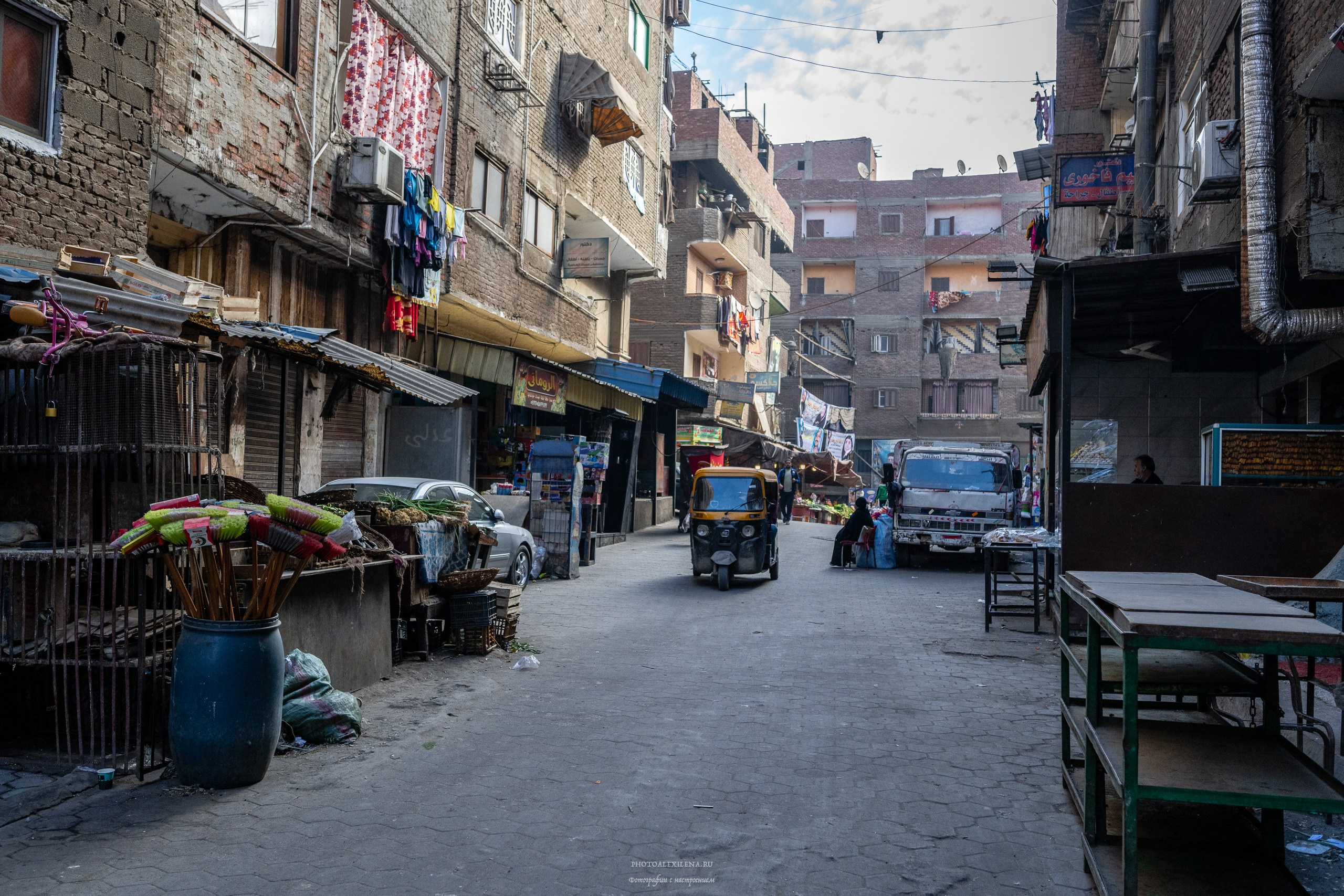 Пещерный монастырь и город мусорщиков. Авторские стильные фотокартины