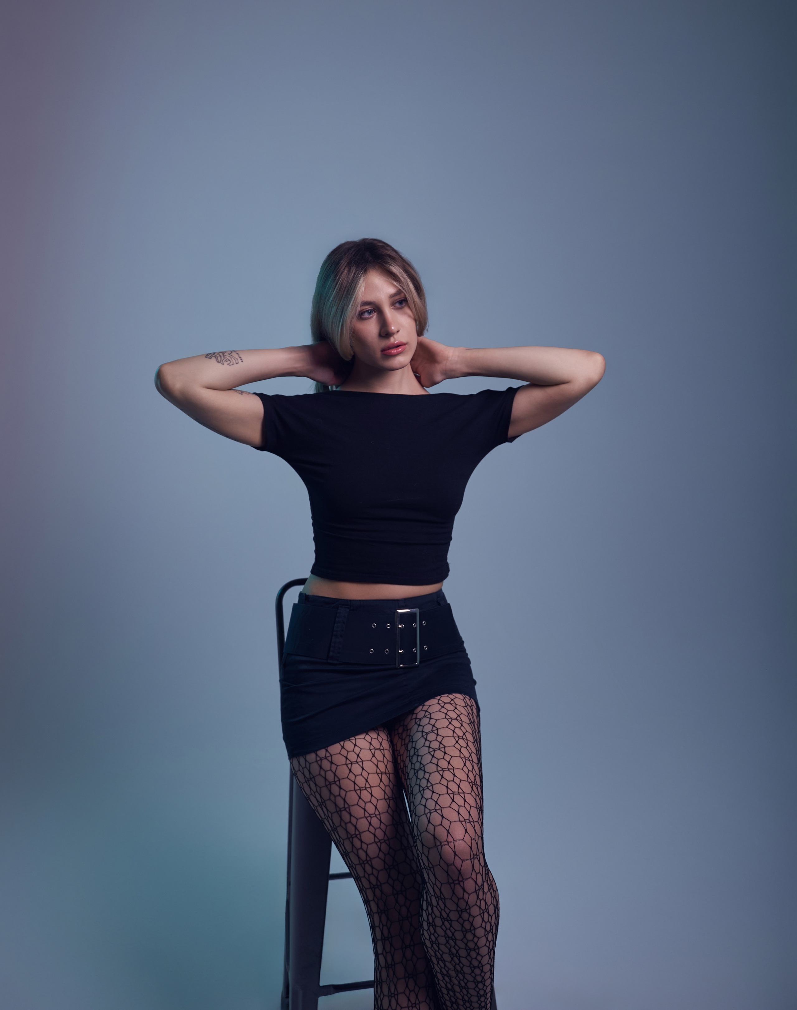 задумчивая девушка