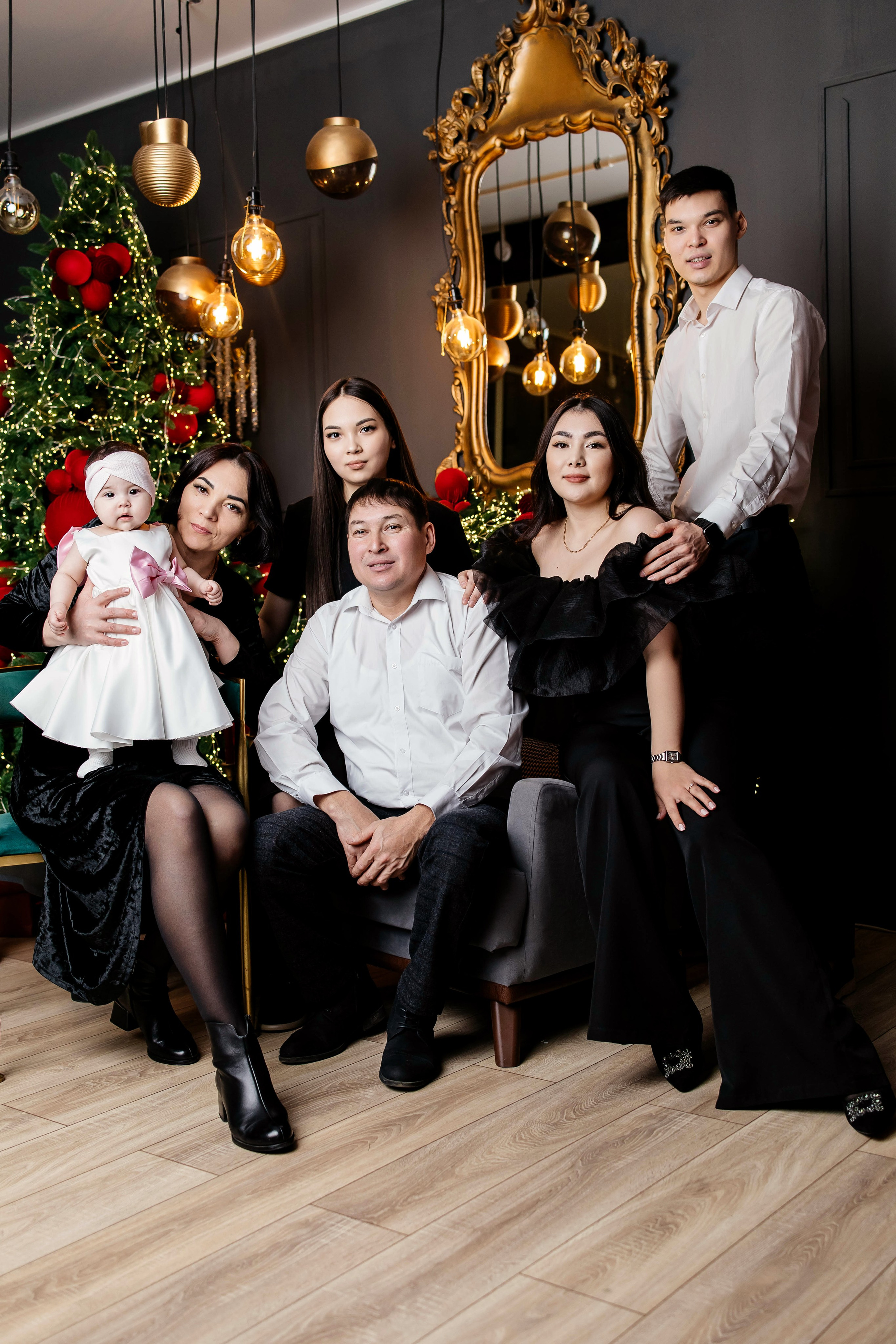 Семейная фотосессия Адия и Куан НГ 2026. Женский фотограф в Оренбурге Ирина Заводчикова