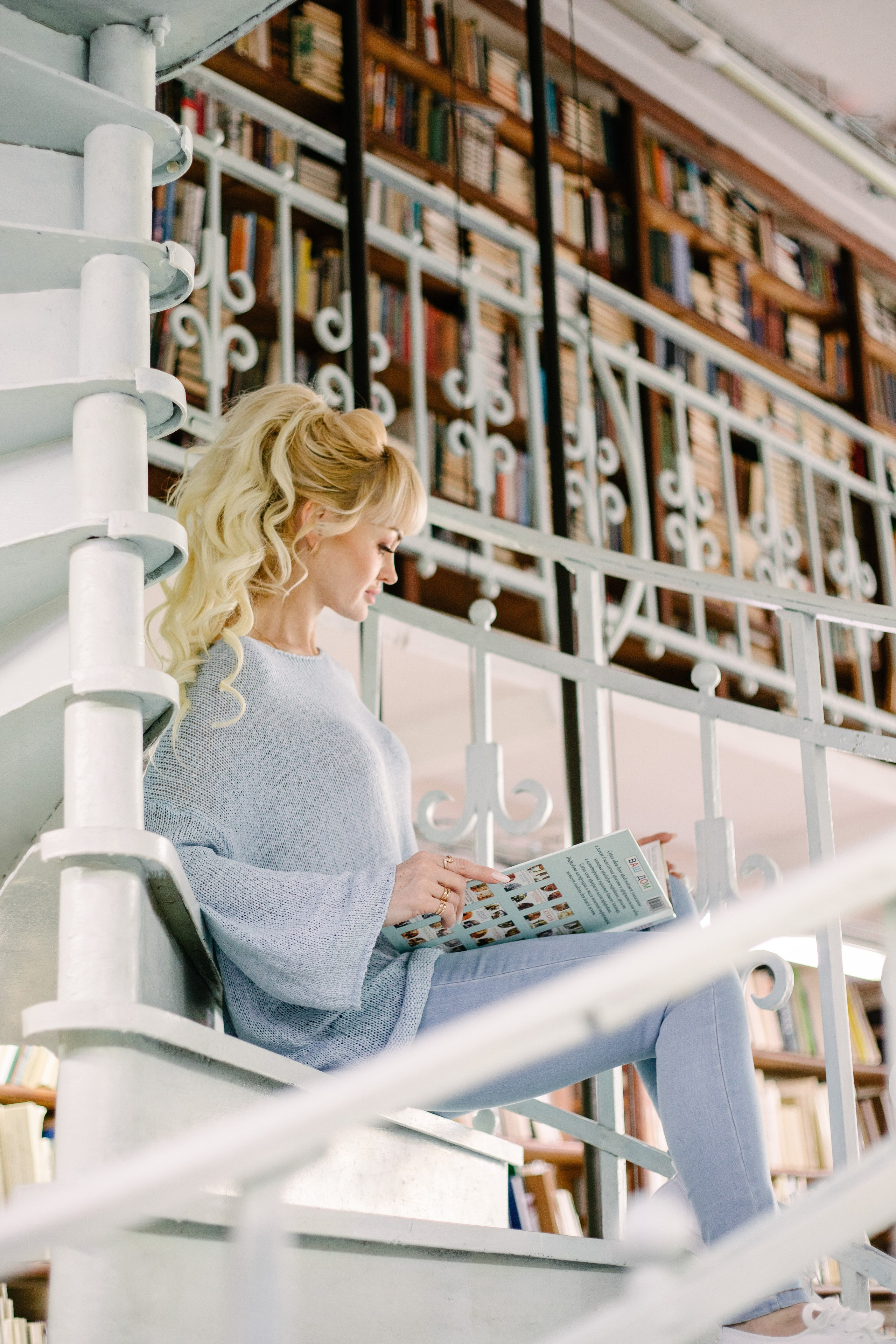 Оля среди книг. Нечехова Виктория