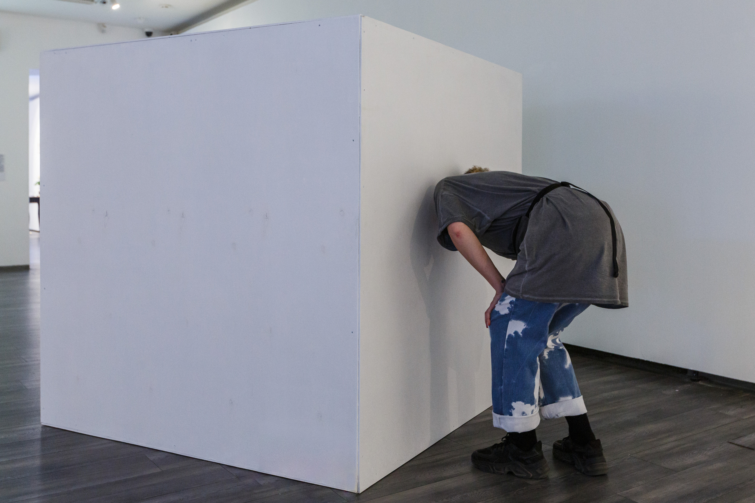 Camera 0. An installation by Olga Mikhalchuk. Wood, metal, led strip, mirror, digital photograph rolled onto foam board. 150*150*150 cm (2023)