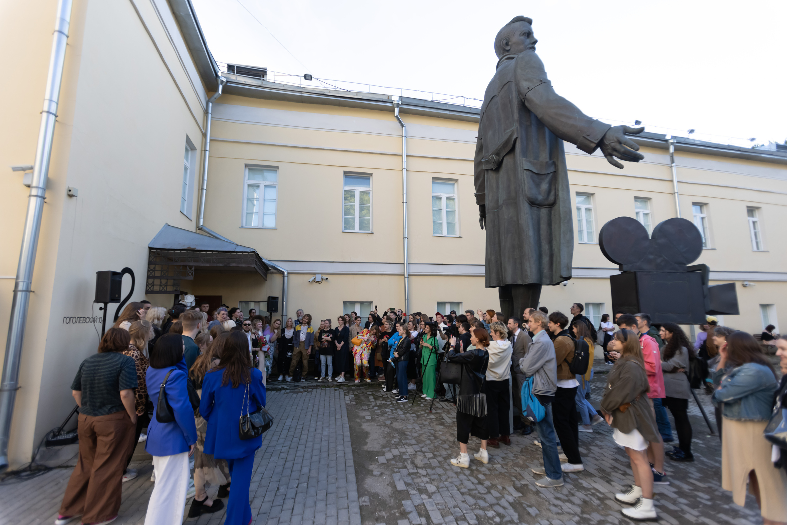 Olga Mikhalchuk and her work at Species-specific traits exhibition. Ольга Михальчук, художница и фотограф