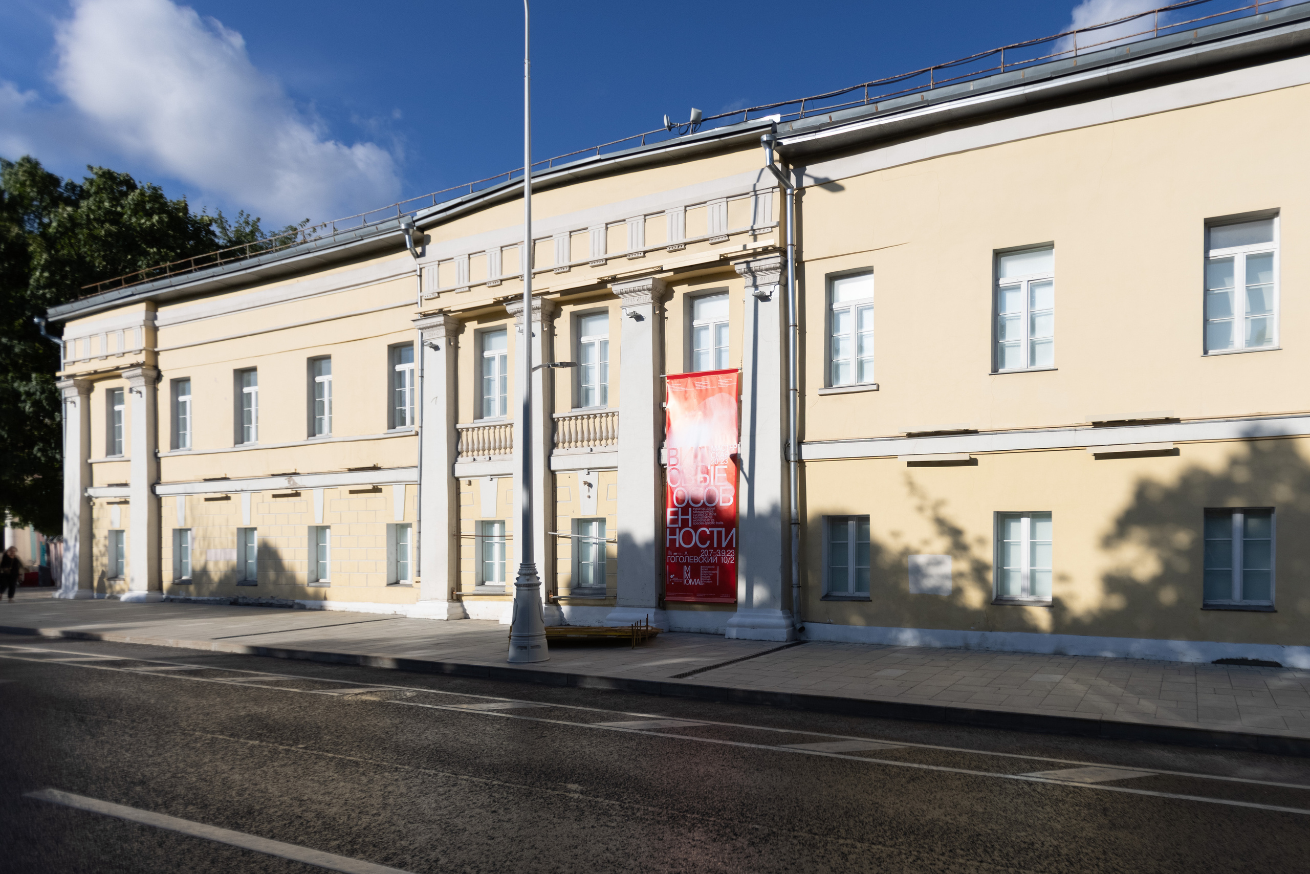 Olga Mikhalchuk and her work at Species-specific traits exhibition. Ольга Михальчук, художница и фотограф