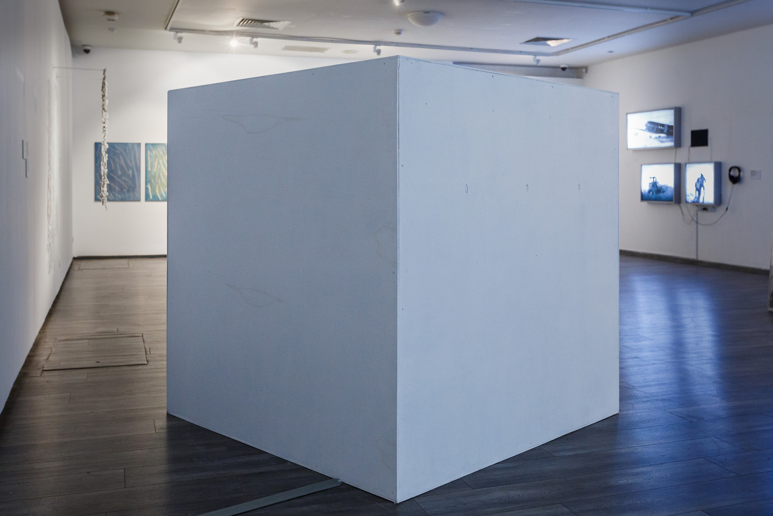 Интерактивная пространственная инсталляция Ольги Михальчук "Camera 0" в Московском музее современного искусства на Гоголевском бульваре представляет собой белый куб в "белом кубе": это модель камеры обскура в галерейных стенах.