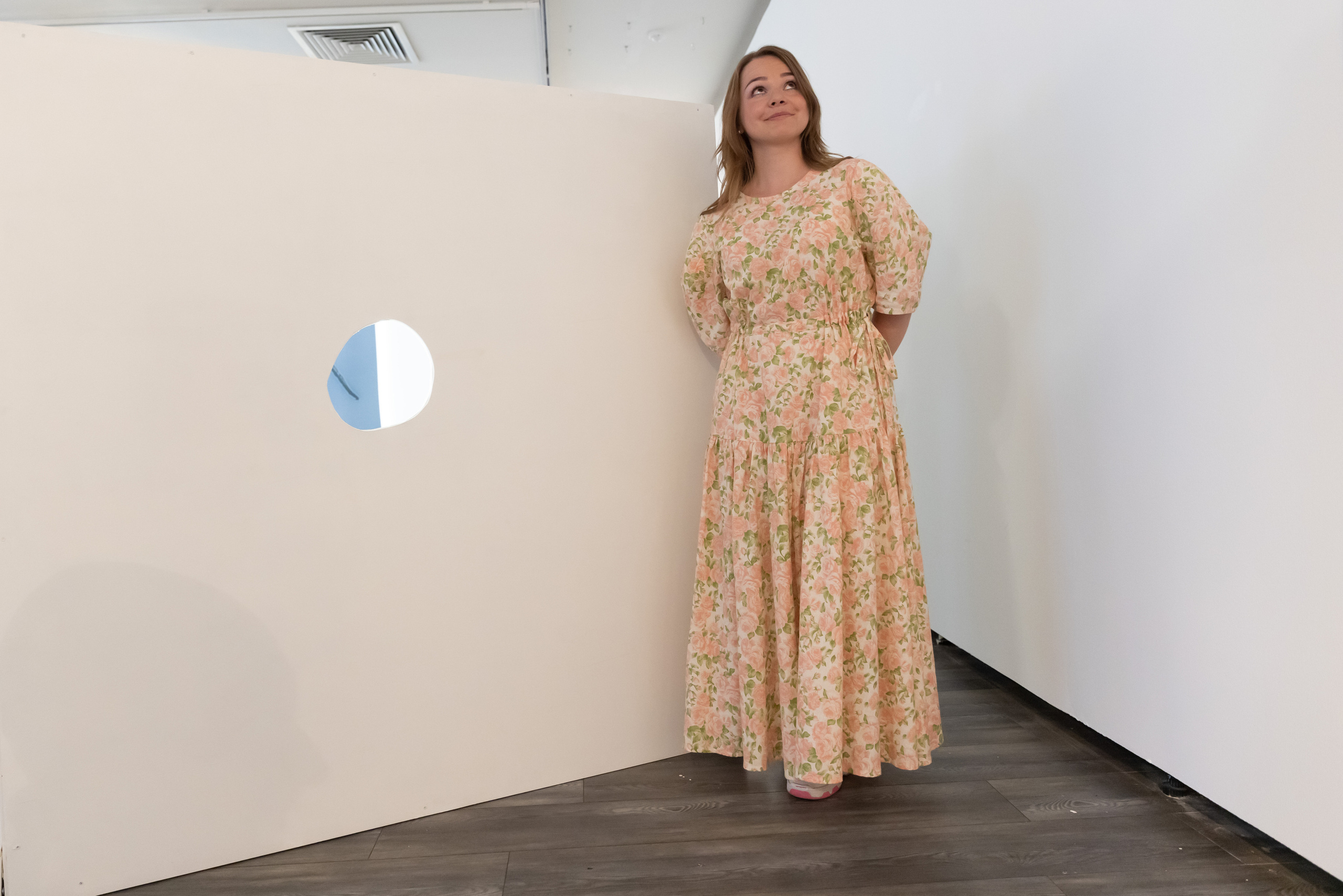 Ольга Михальчук, художница и фотограф, со своей пространственной инсталляцией "Camera 0" из дерева, зеркала, фотоизображения и светодиодной ленты на вернисаже в Московском музее современного искусства