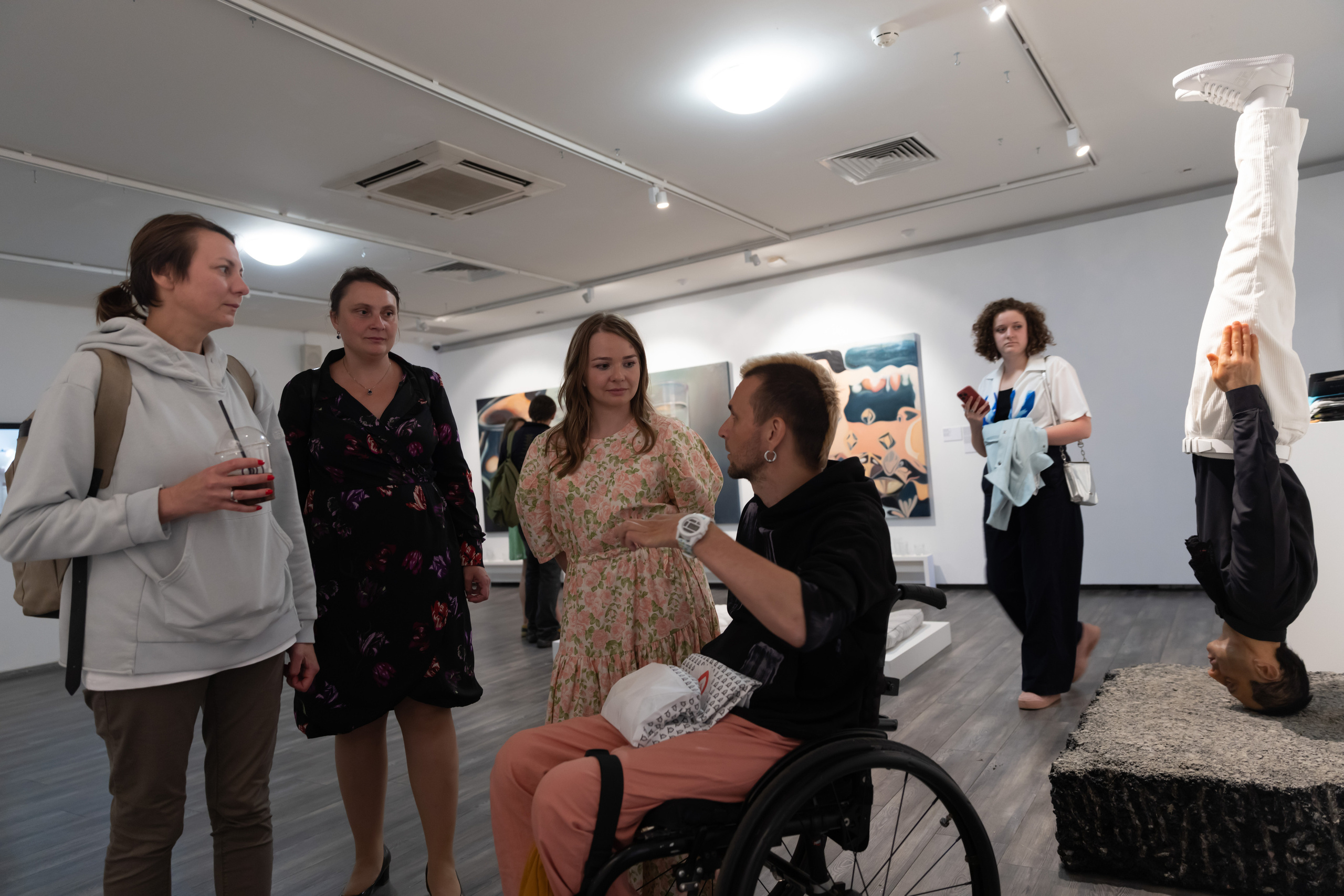 Olga Mikhalchuk and her work at Species-specific traits exhibition. Ольга Михальчук, художница и фотограф