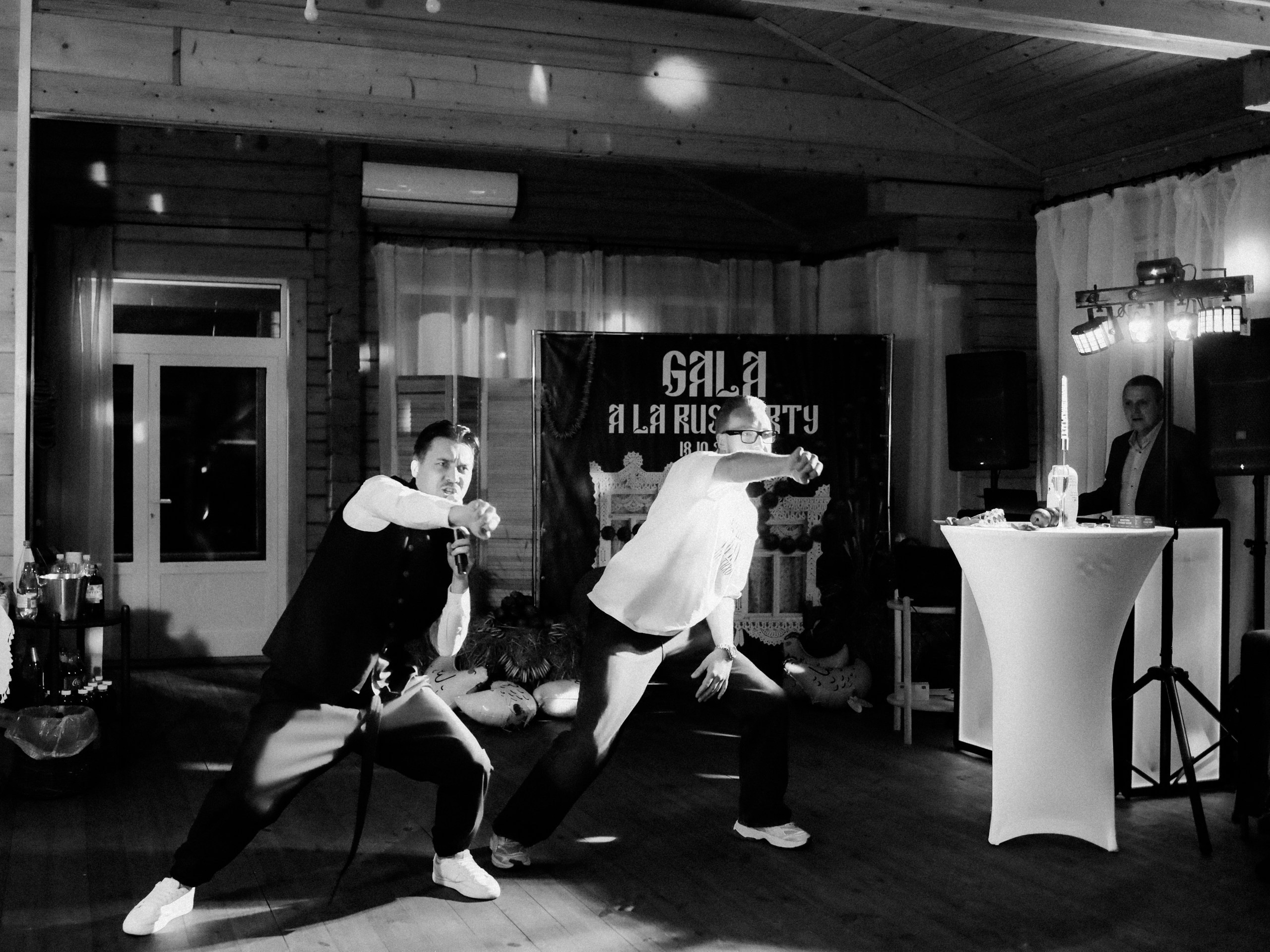 Организация свадьбы, корпоратива, юбилея на веранде в Якушево. Банкетный зал Веранда в Якушево у озера для свадеб, юбилеев, корпоративов. Официальный сайт