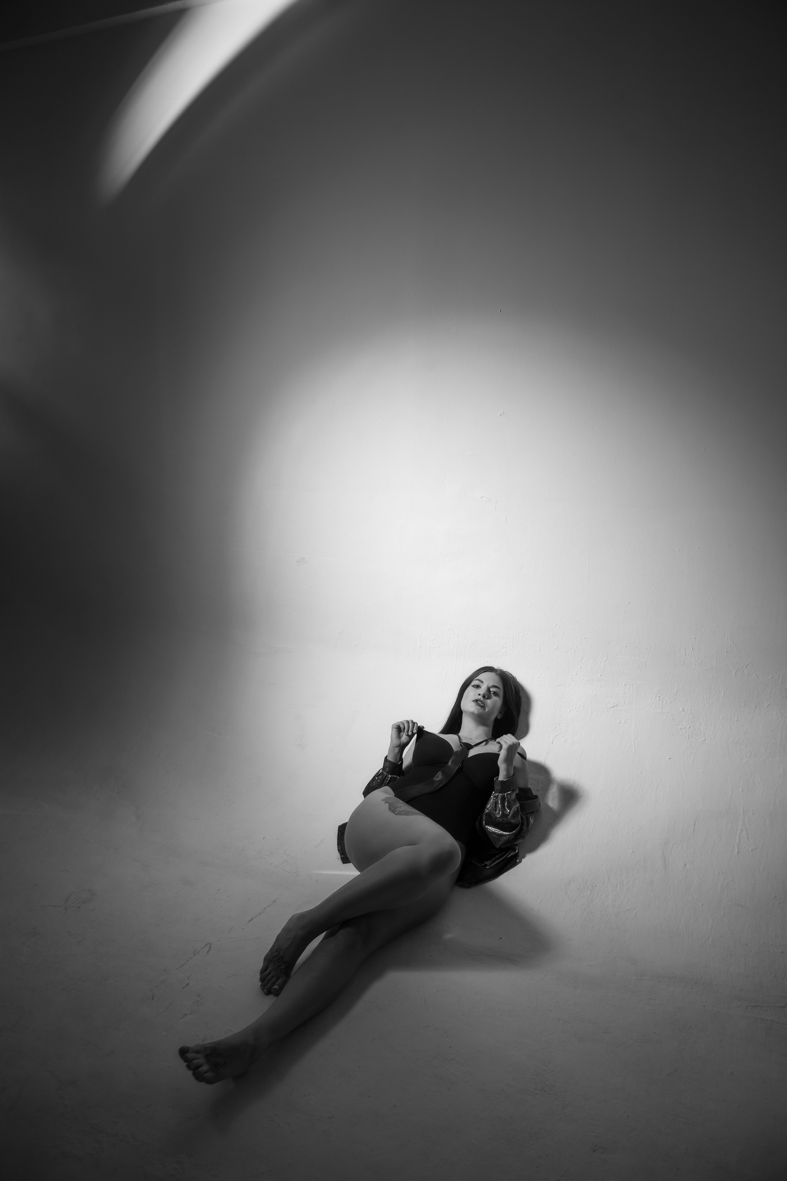 Девушка в черном жакете и коротком платье, пиджаке в студии, черно-белое фото, профессиональная фотосессия на циклораме на белом, черном фоне. Фотограф в Москве. Женский портрет на белом фоне.Женский портрет на черном фоне. Черно-белая фотография. Фотосессия чб. Фотограф Валентина Чемерилова