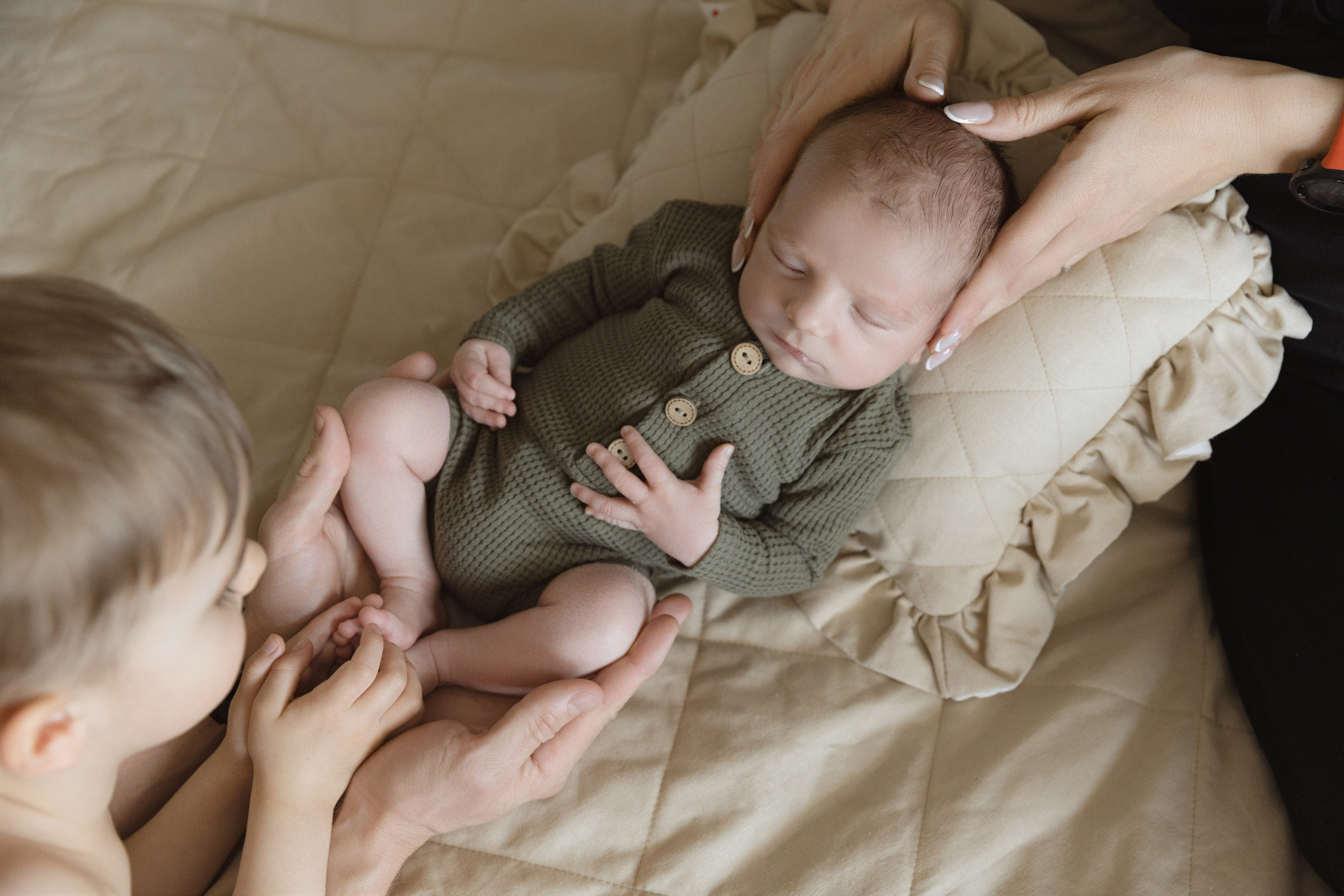 Мама, папа и малыш — первая семейная фотосессия на дому