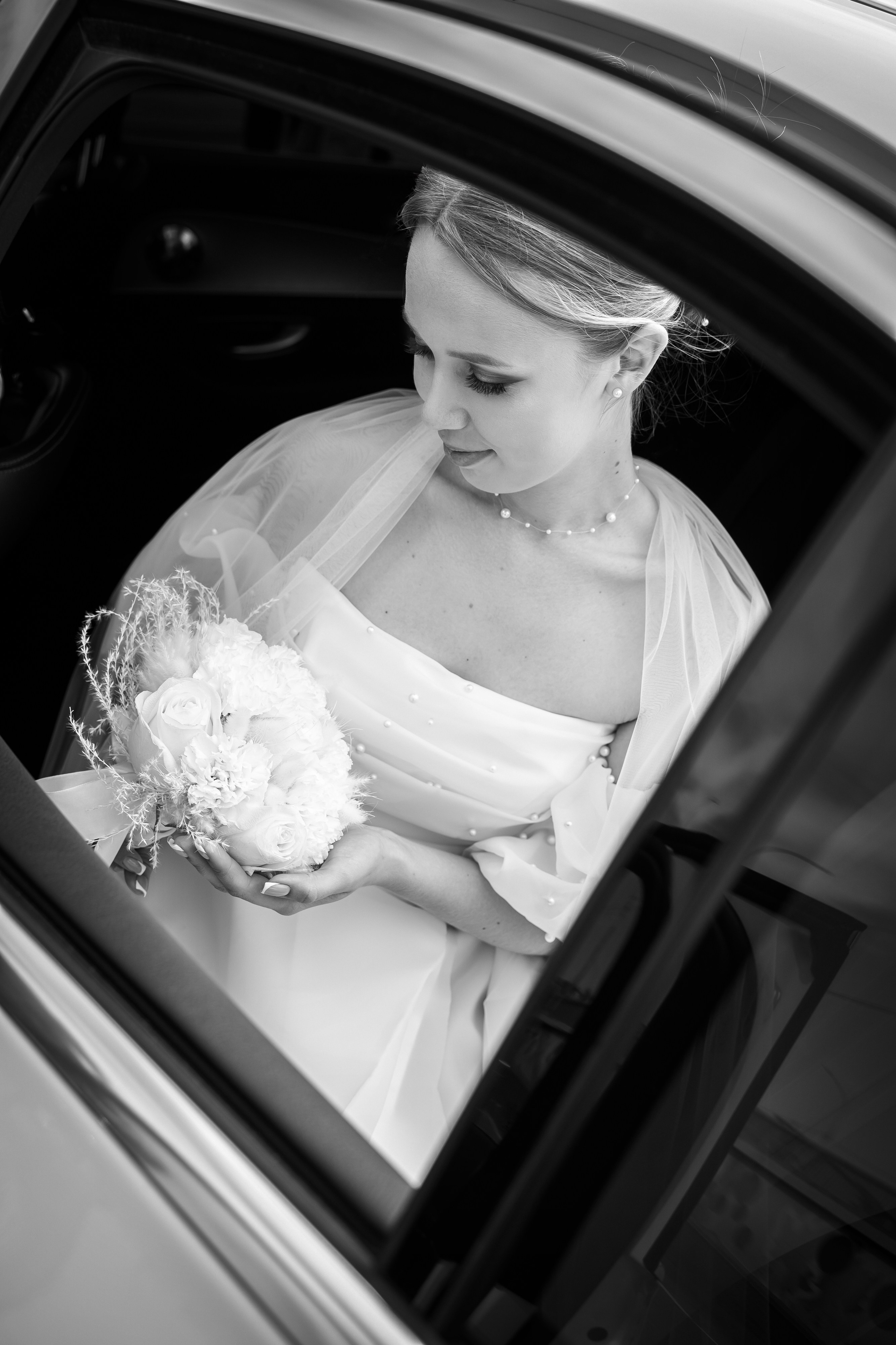 Невеста в машине. Свадебная фотосессия Астрахань. Свадебный фотограф Анна Шишкина Астрахань