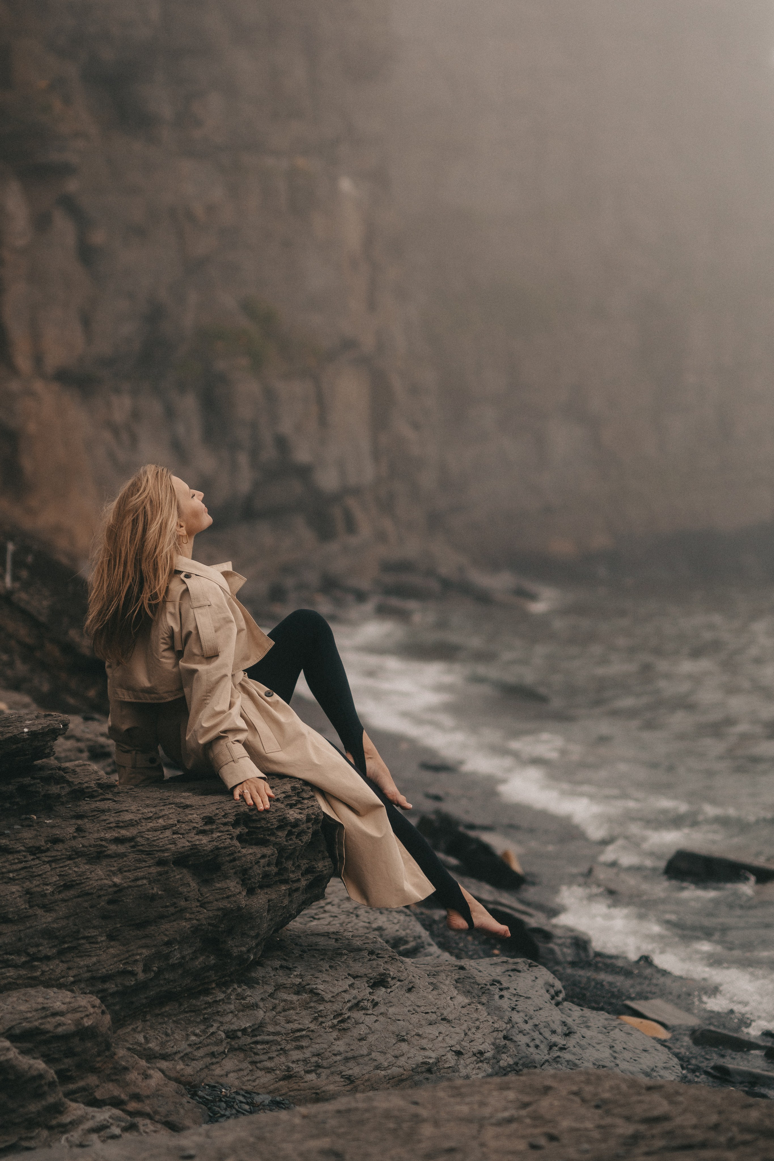 фотография девушки в тумане на фоне скал