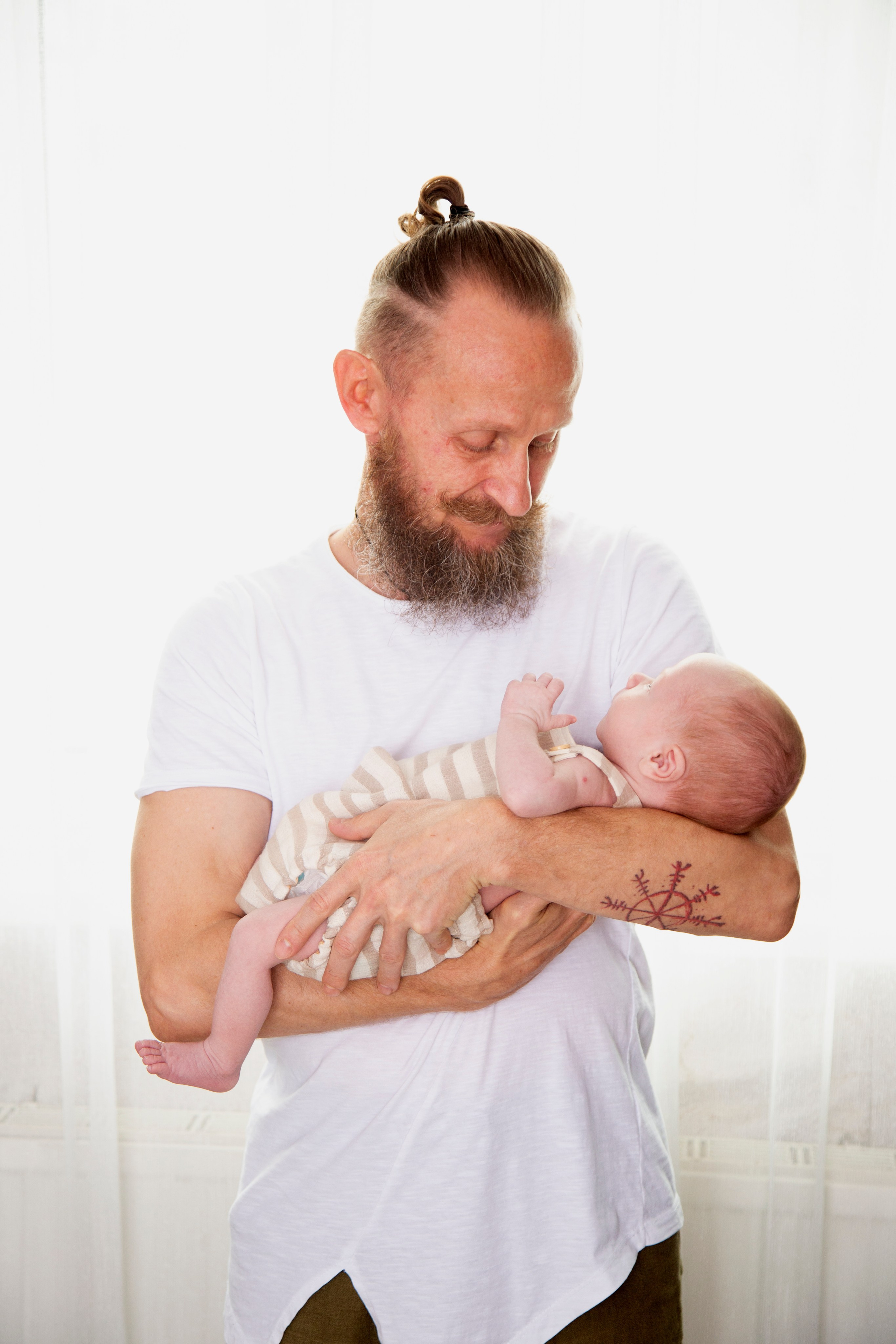 Фотосессия новорожденного мальчика в Москве. Фотосессия в студии в Москве от профессионального фотографа услуги по доступным ценам