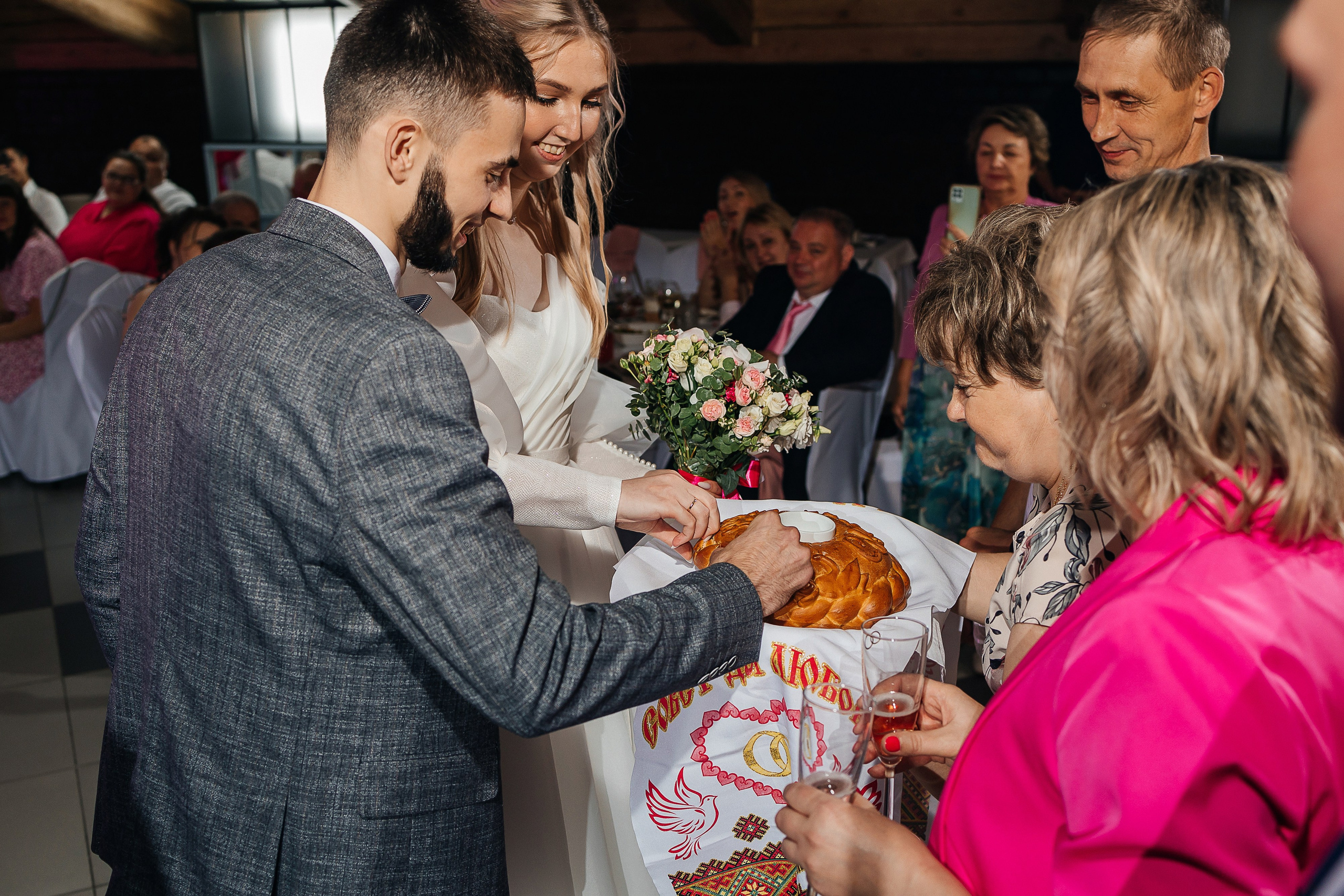 Чувственная первая встреча пары в отеле. Олег Сверчков | Свадебный фотограф Вологда