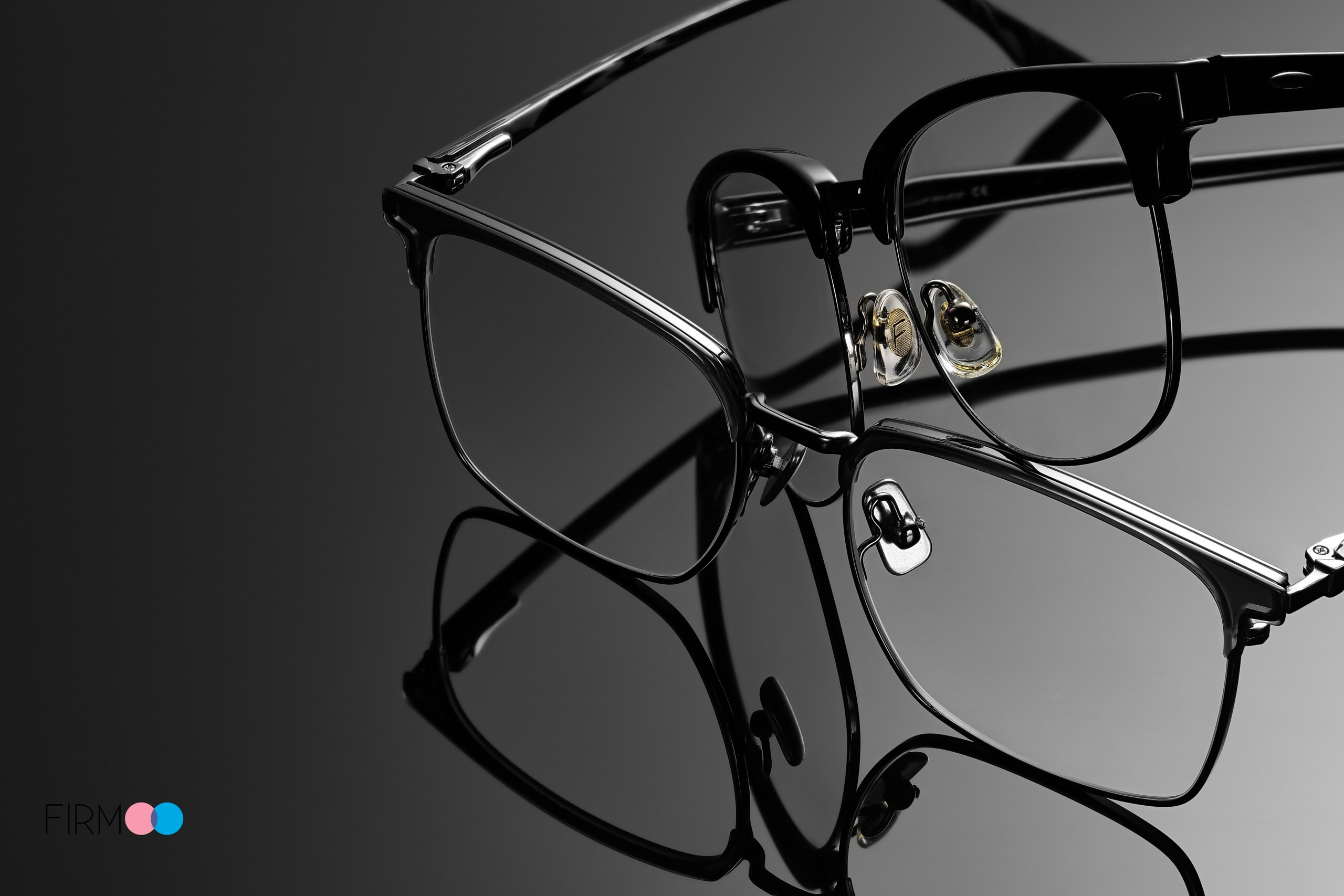 Деталь металлической оправы очков с акцентом на носоупоры и конструкцию — макро съёмка очков для каталога и e-commerce