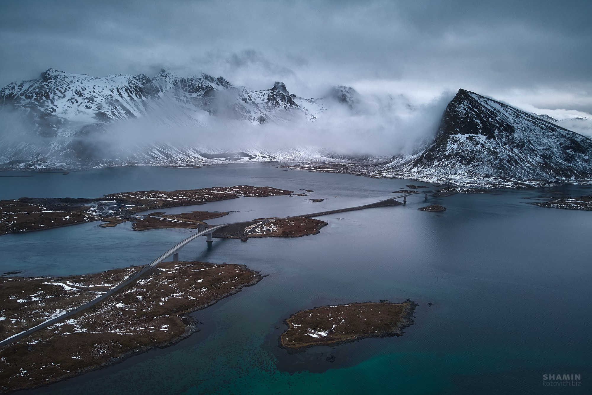 Аэросъёмка пейзажей с дрона — вид с высоты на природу, свет и пространство, запечатлённые в разное время суток.