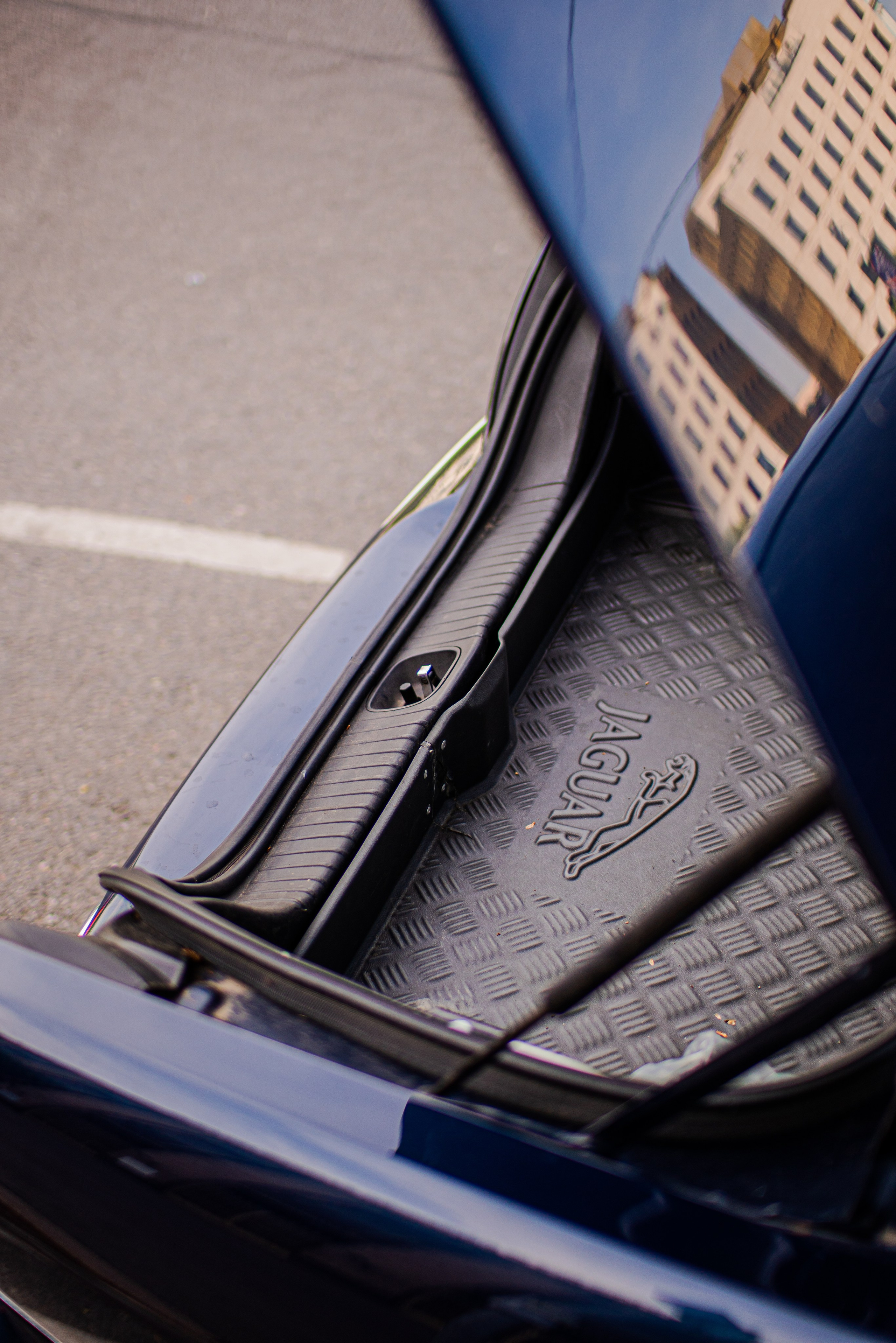 Фотосъемка машины в Москве возле дома с Атлантами. Жуков Илья свадебный фотограф в Москве