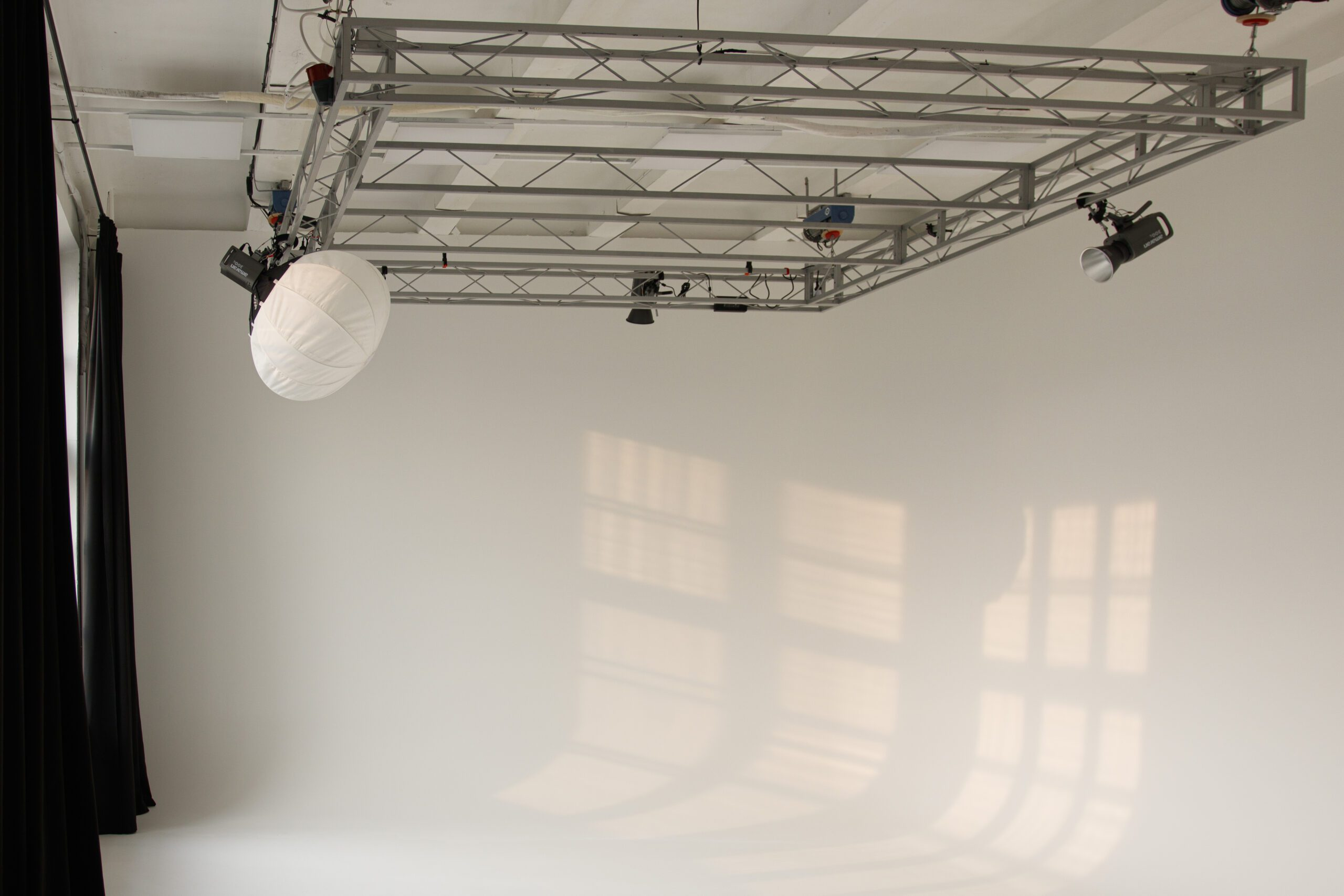 Залы с циклорамой в студии Photohub. Фотограф в Минске Людмила Дутко