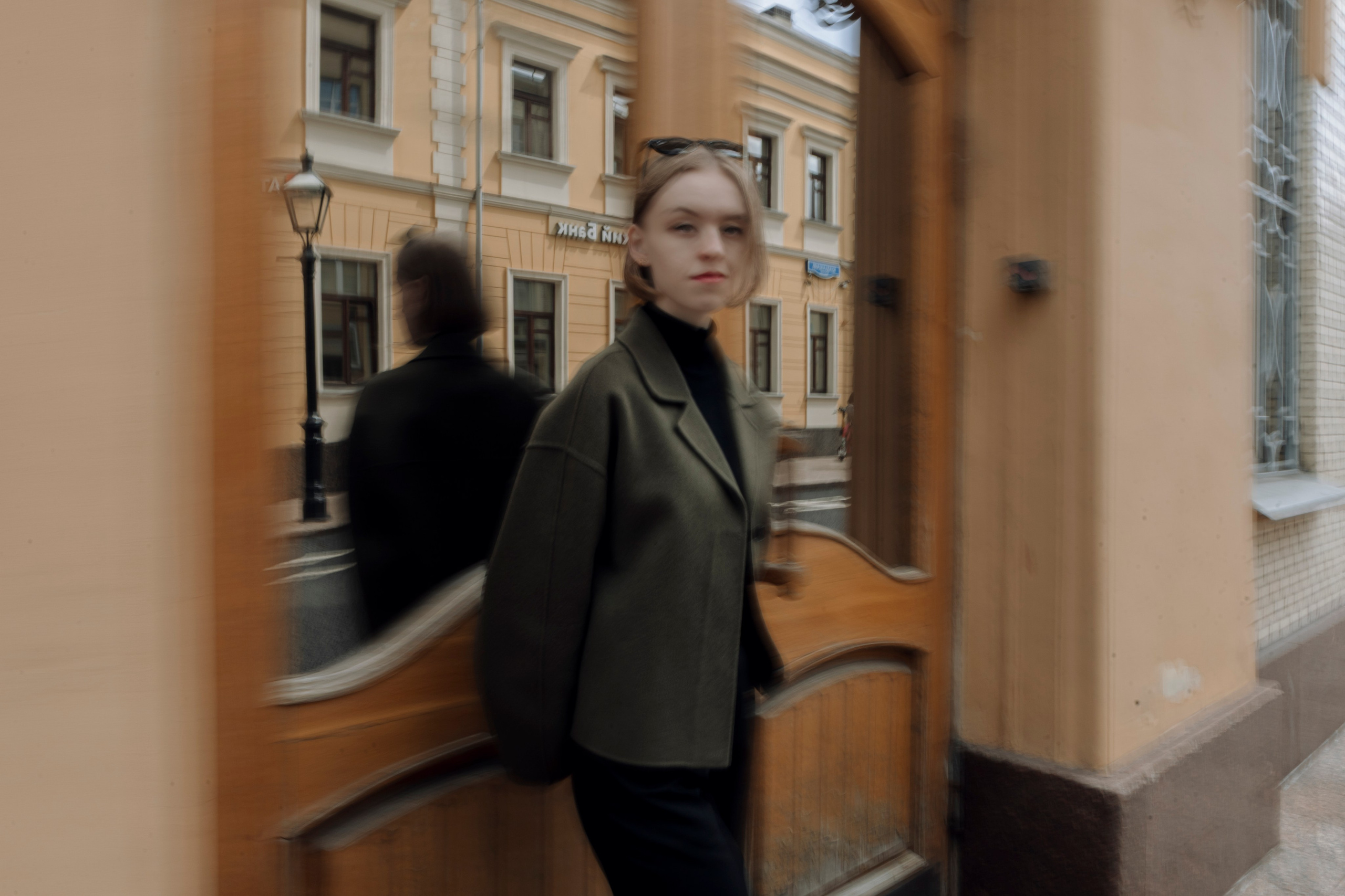 Фотосессия в центре Москвы у набережной и моста, вечерняя прогулка