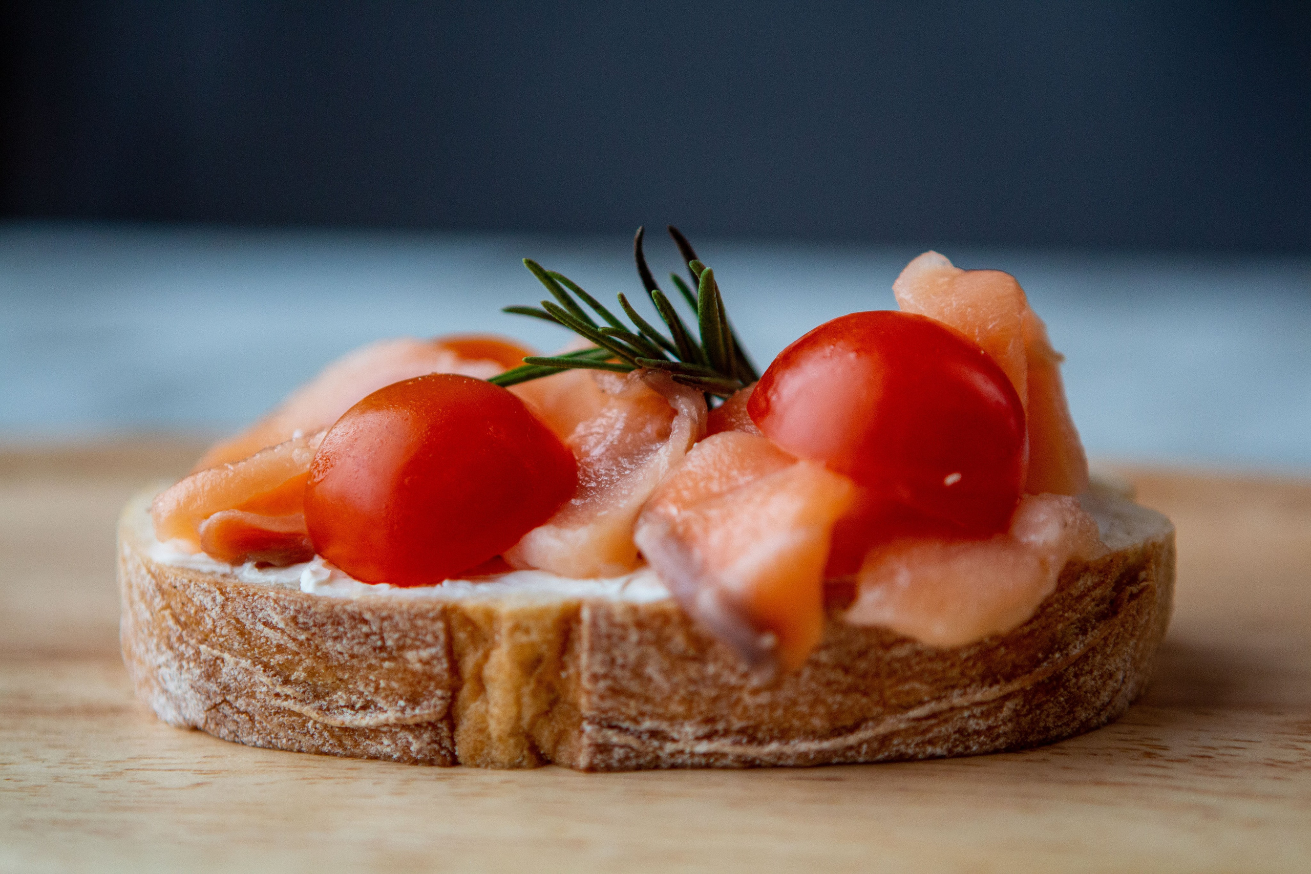 Слабосоленая семга, сливочный сыр и томаты на хрустящем хлебе