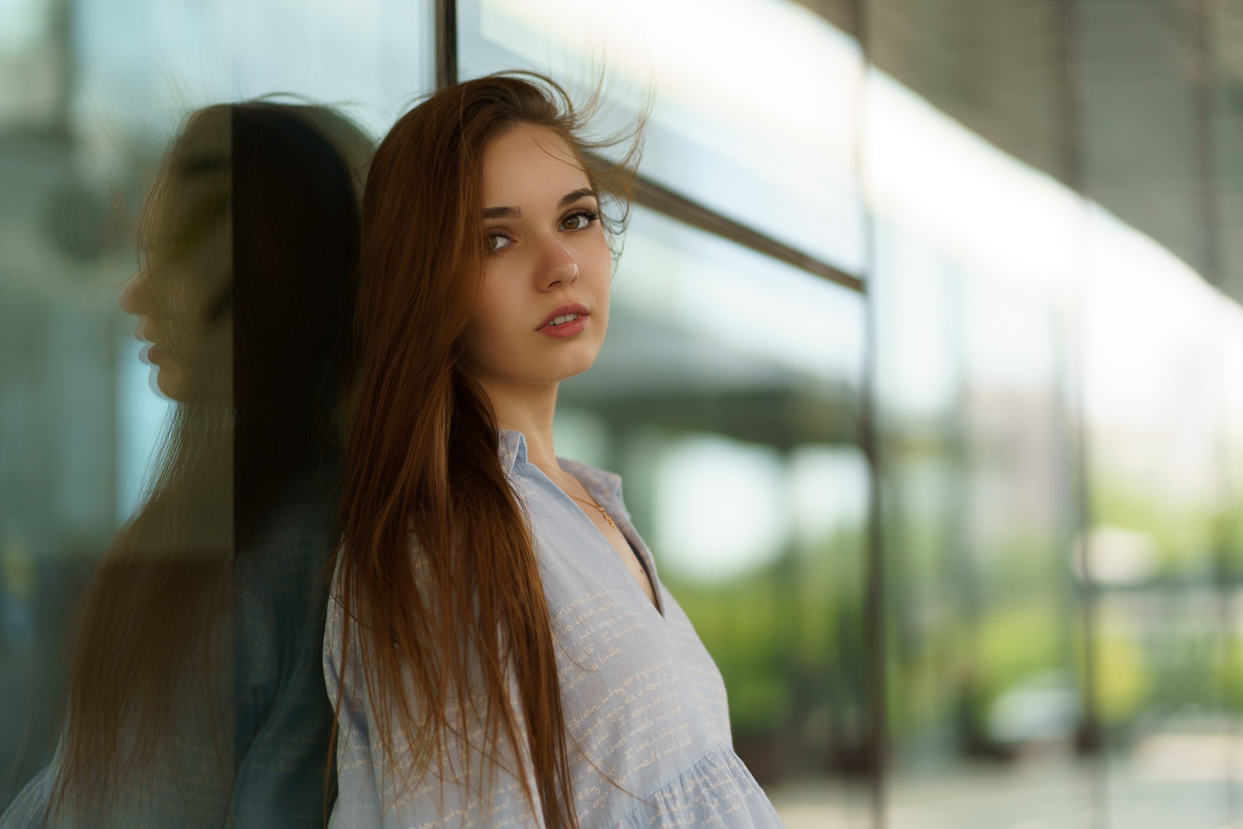 Портрет грустящей девушки | профессиональный портретный фотограф в Екатеринбурге
