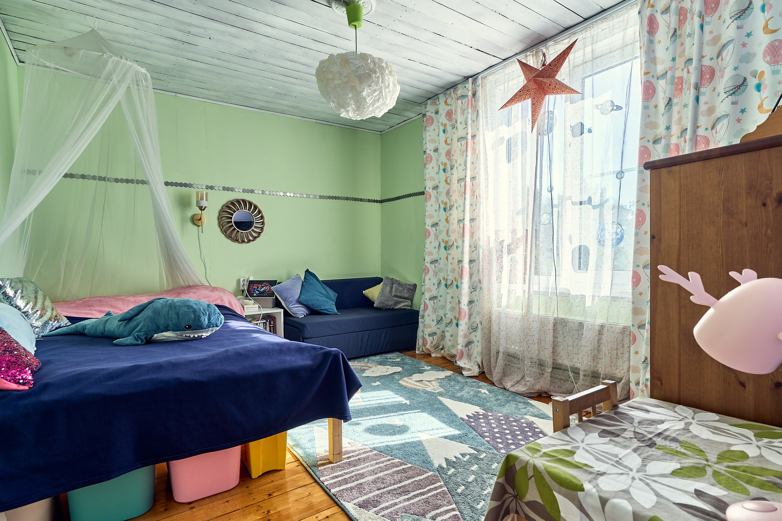 Интерьерное фото детской комнаты в мезонине загородного жилого дома в Подмосковье