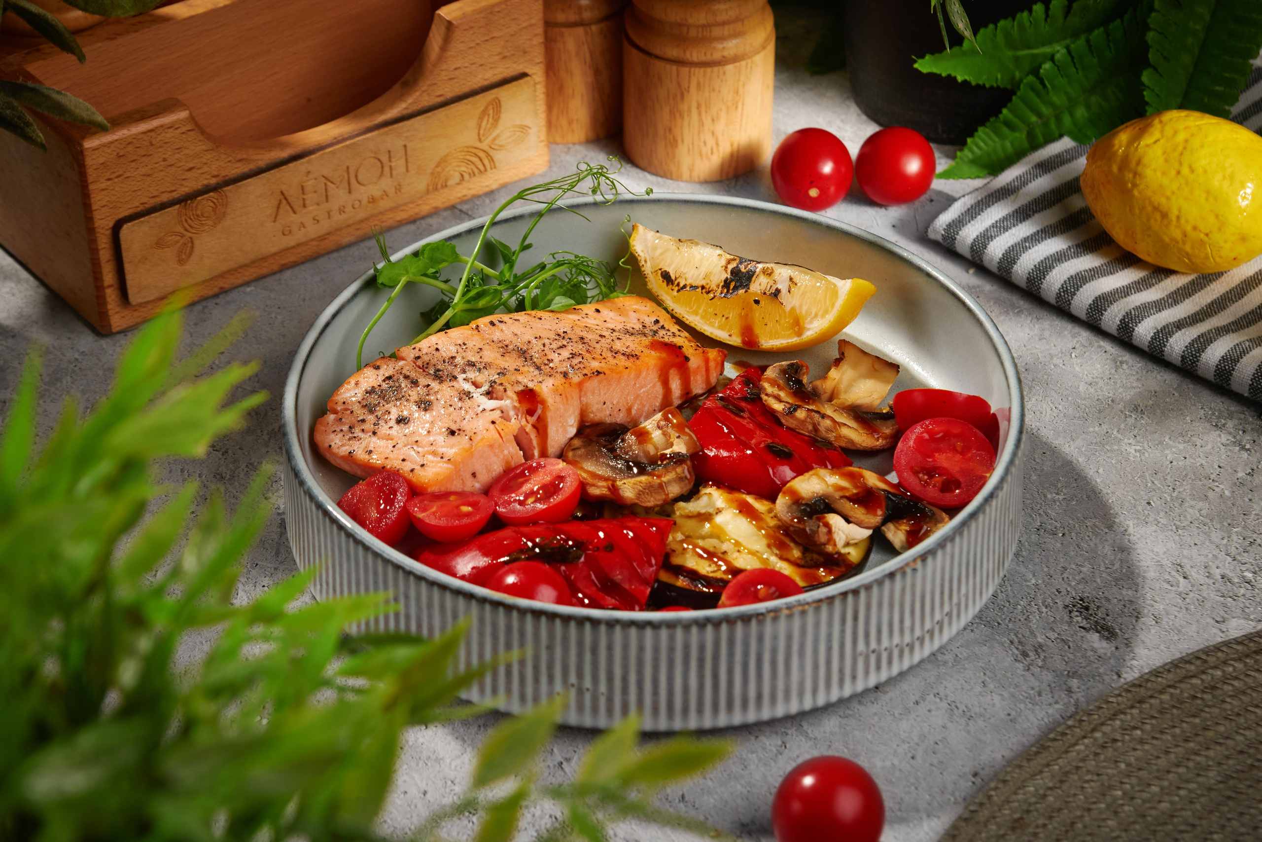 Лосось с овощами гриль для меню гастробара Lemon, предметная фуд-съёмка, Саратов