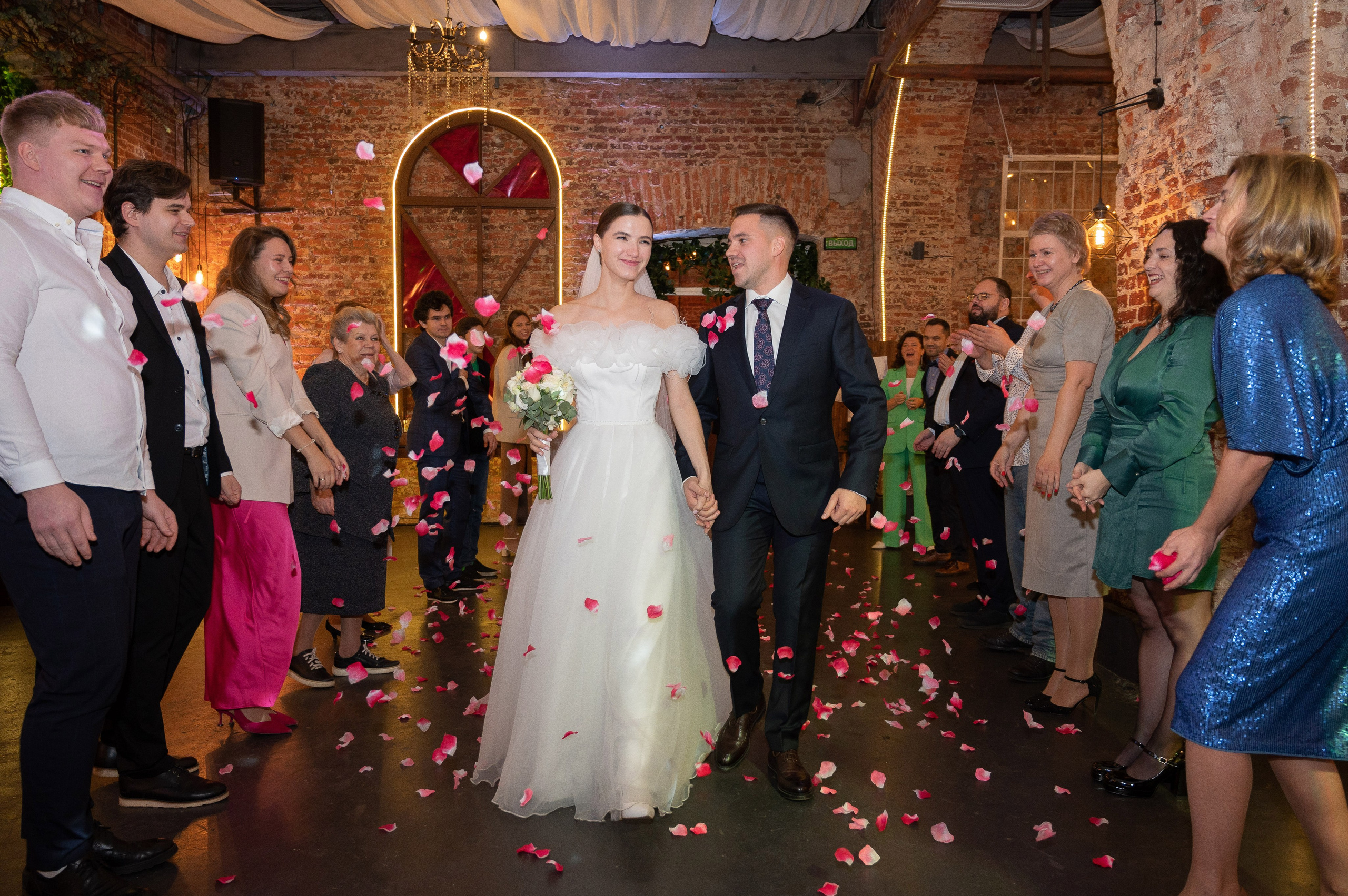 Осенняя великолепная свадебная прогулка жениха и невесты в октябре в Санкт-Петербурге в Михайловском парке и у Атлантов на Миллионной улице. Портретный, семейный и свадебный фотограф в Санкт-Петербурге и в Пушкине Ширяев Денис