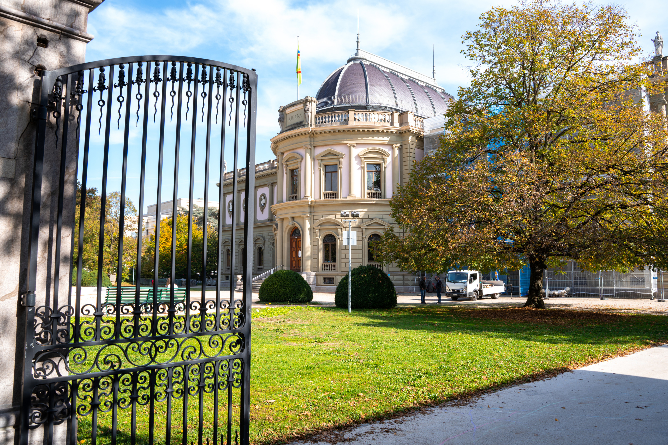 Places for a photo shoot in Geneva: Musée Ariana. Photographe de Mariage Professionnelle — Genève & Suisse Romande | Tanya Creator