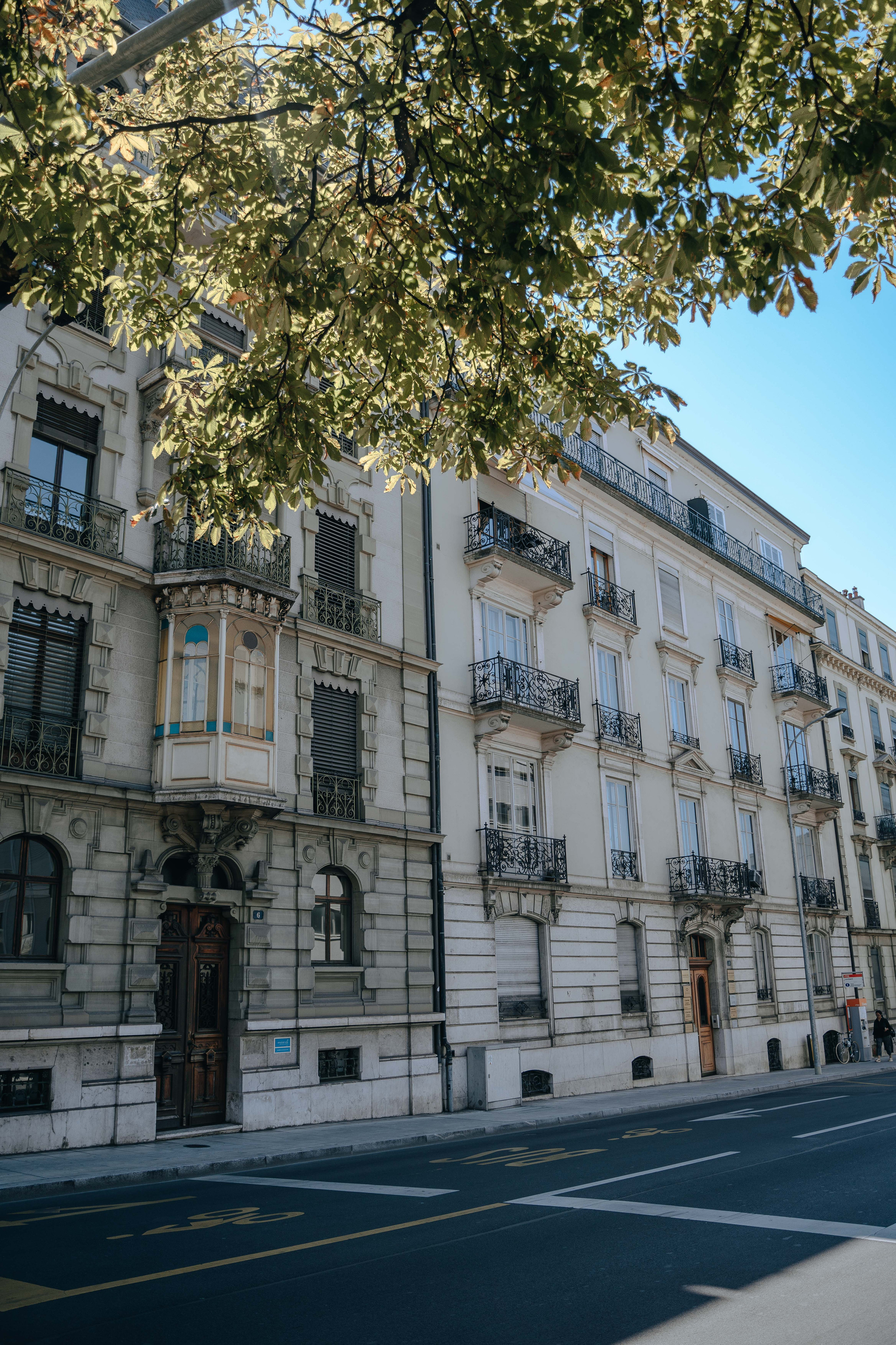 Places for a photo shoot in Geneva: the tower and streets. Professional Wedding Photographer Geneva & Romande Switzerland | Tanya Creator