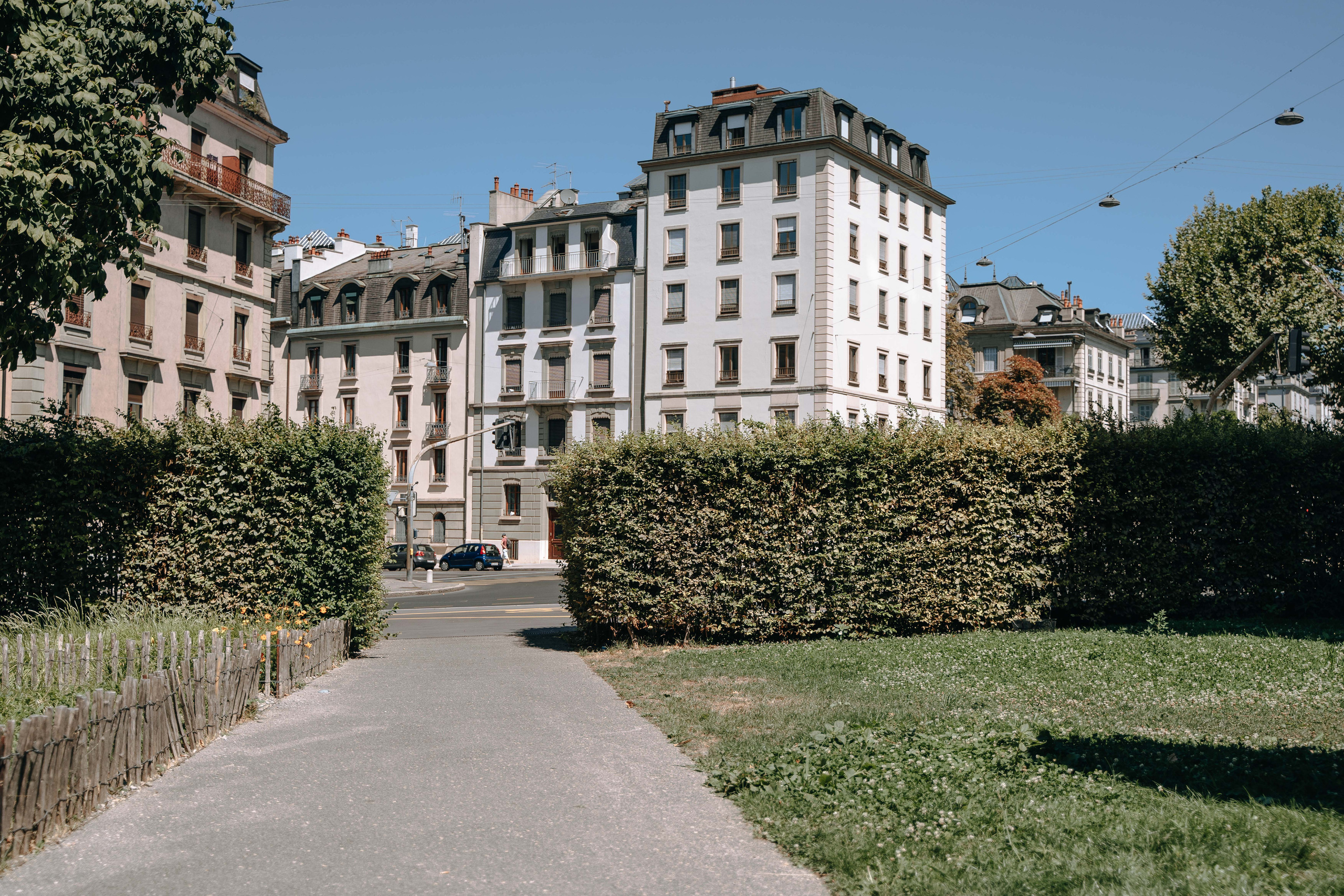 Places for a photo shoot in Geneva: the tower and streets. Professional Wedding Photographer Geneva & Romande Switzerland | Tanya Creator