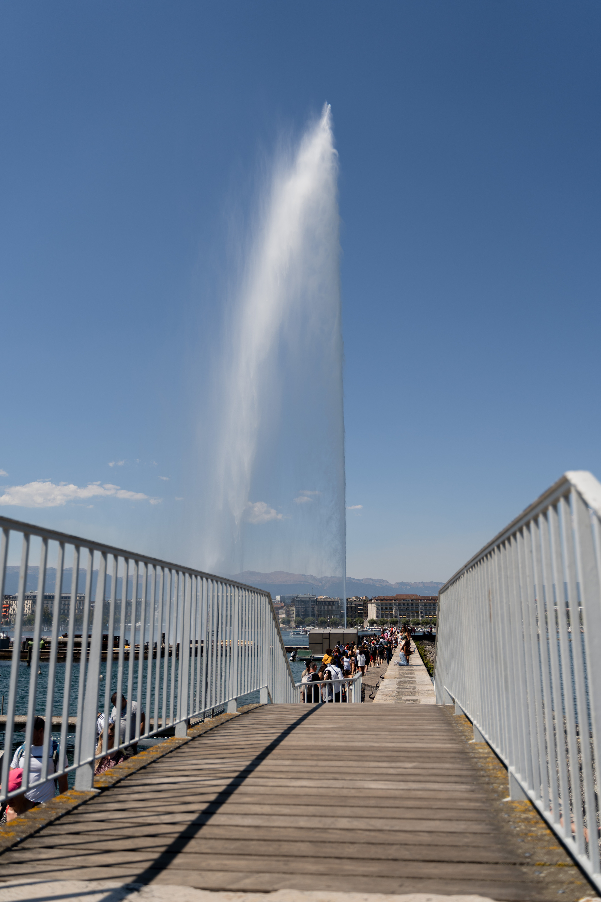 Places for a photo shoot in Geneva: Jet d’Eau. Профессиональный свадебный фотограф в Женеве и Швейцарии | Таня Вовчецкая