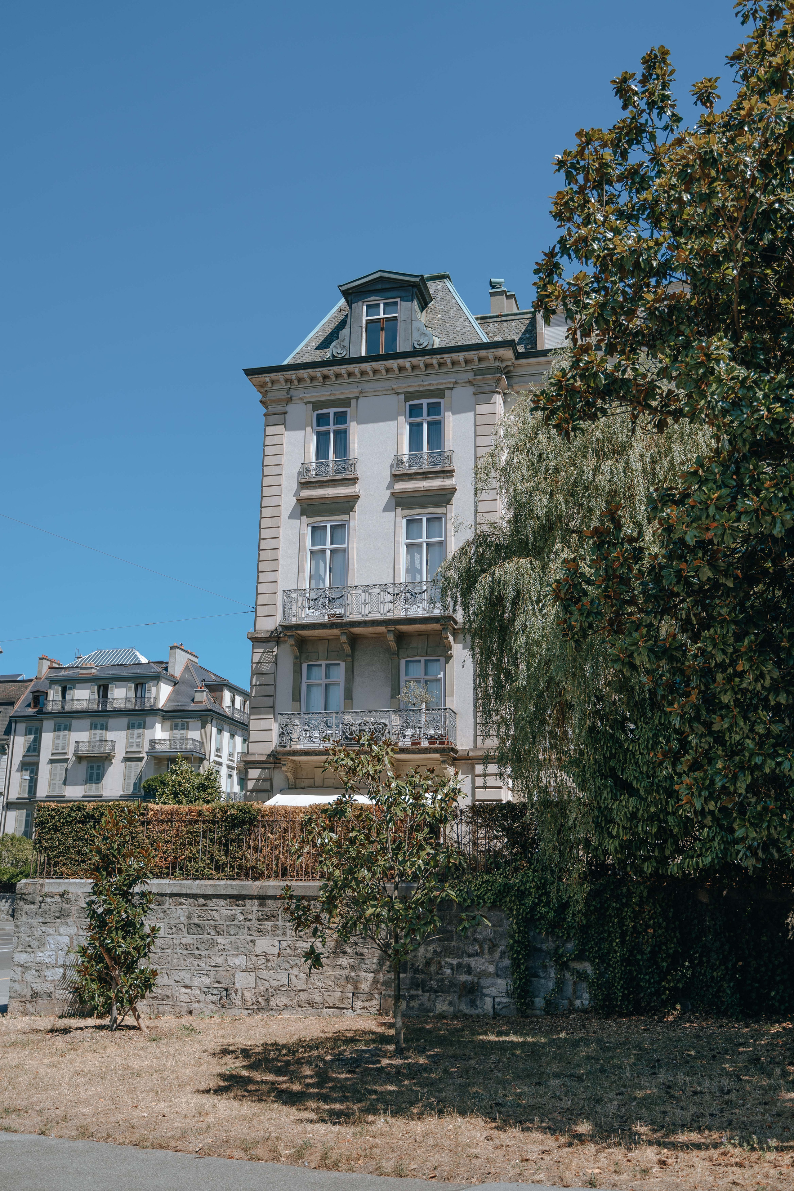 Places for a photo shoot in Geneva: the tower and streets. Professional Wedding Photographer Geneva & Romande Switzerland | Tanya Creator
