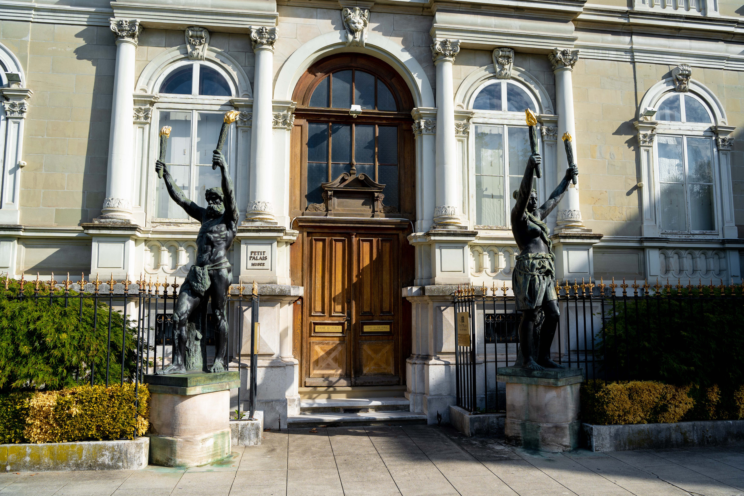 Places for a photo shoot in Geneva: road and park. Professional Wedding Photographer Geneva & Romande Switzerland | Tanya Creator