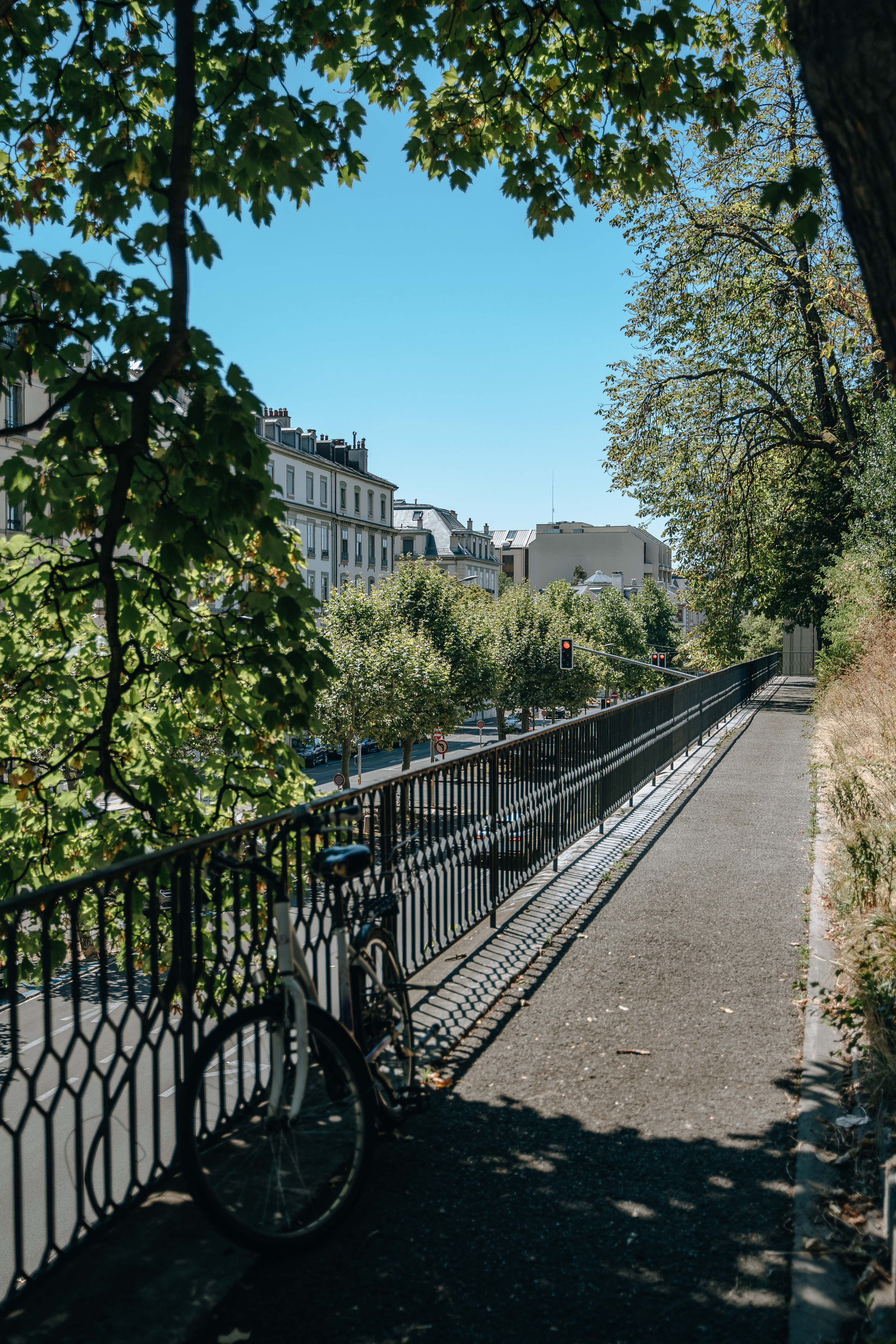 Places for a photo shoot in Geneva: road and park. Professional Wedding Photographer Geneva & Romande Switzerland | Tanya Creator