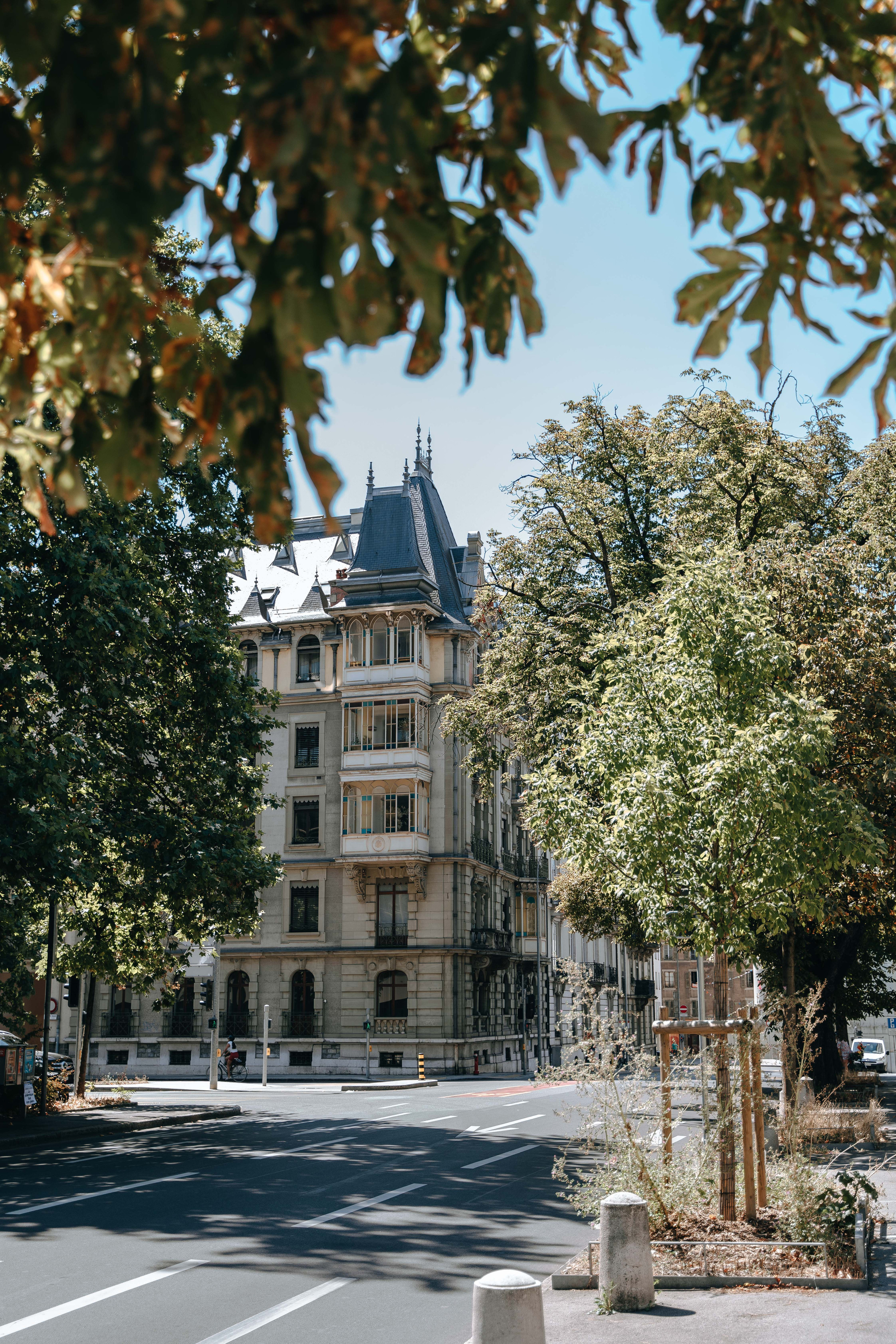Places for a photo shoot in Geneva: the tower and streets. Professional Wedding Photographer Geneva & Romande Switzerland | Tanya Creator