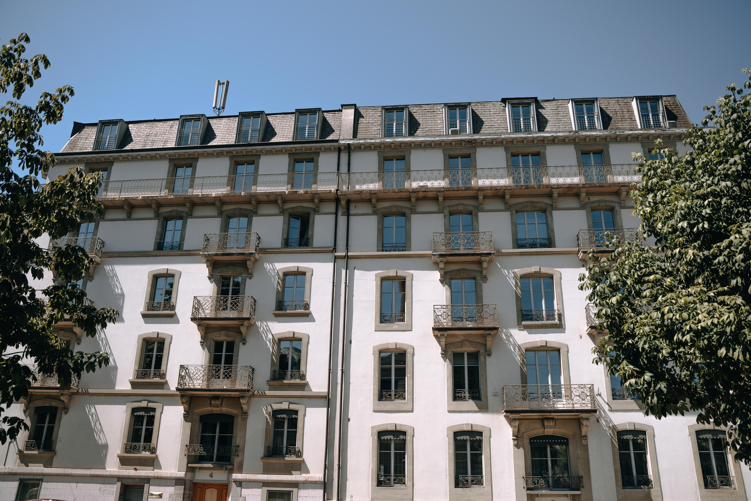 Places for a photo shoot in Geneva: the tower and streets. Professional Wedding Photographer Geneva & Romande Switzerland | Tanya Creator